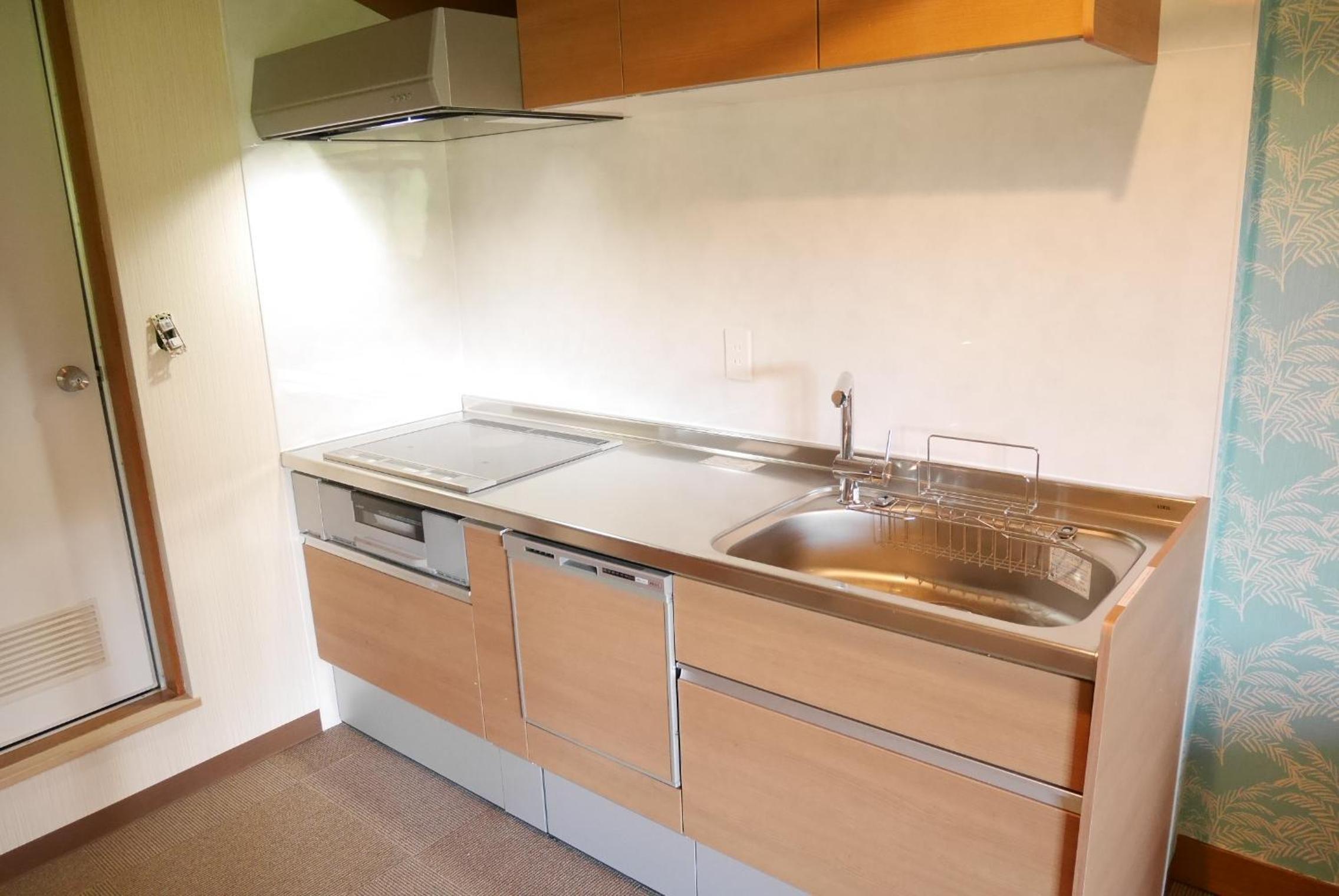Mountain View Japanese-Style Studio Room with Full-size Kitchen and Lounge - Photo 8
