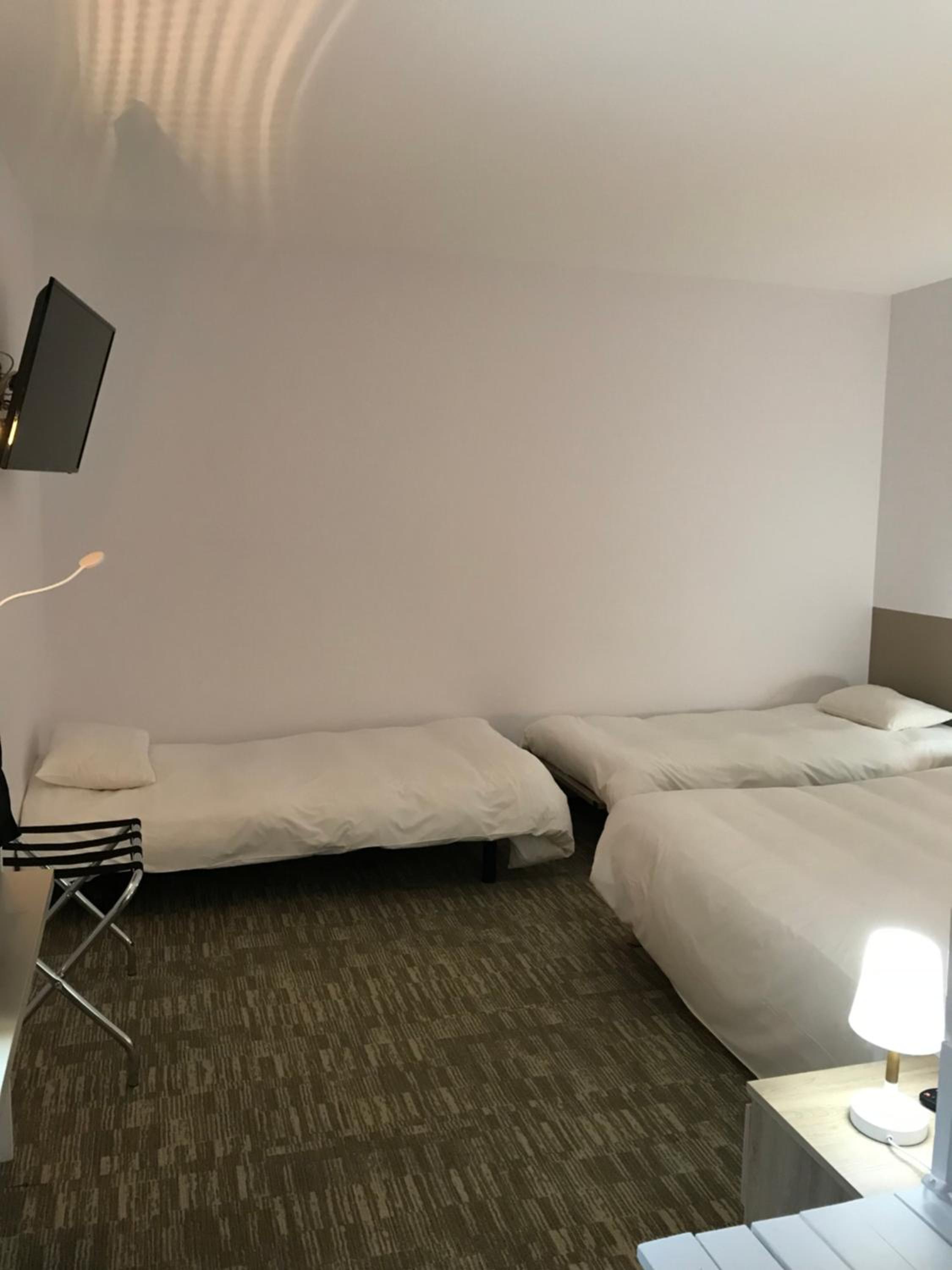 Quadruple Room with Bath - Photo 5