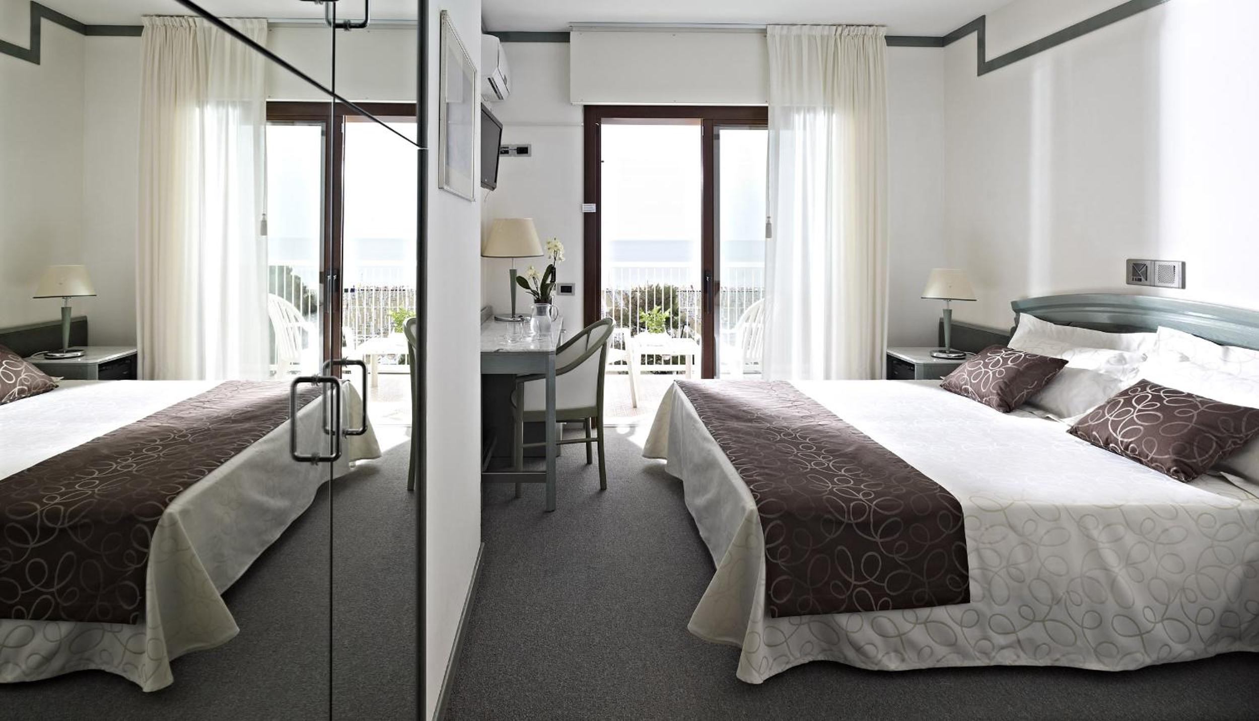 Standard Double Room with Lateral Sea View - Photo 1