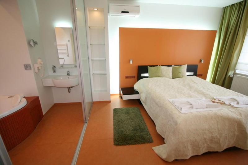 Suite with Balcony - Photo 10