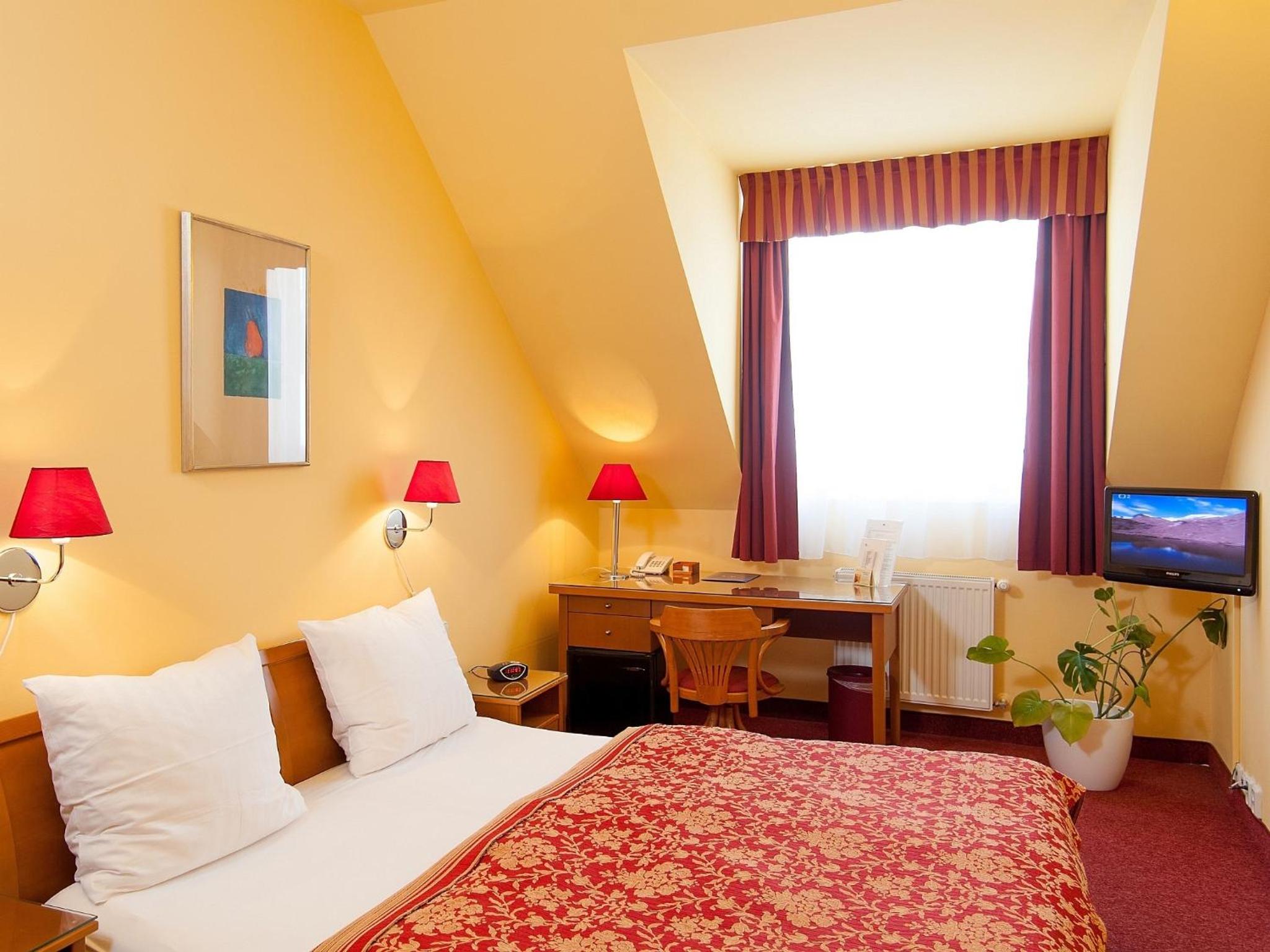 Double or Twin Room - Photo 5
