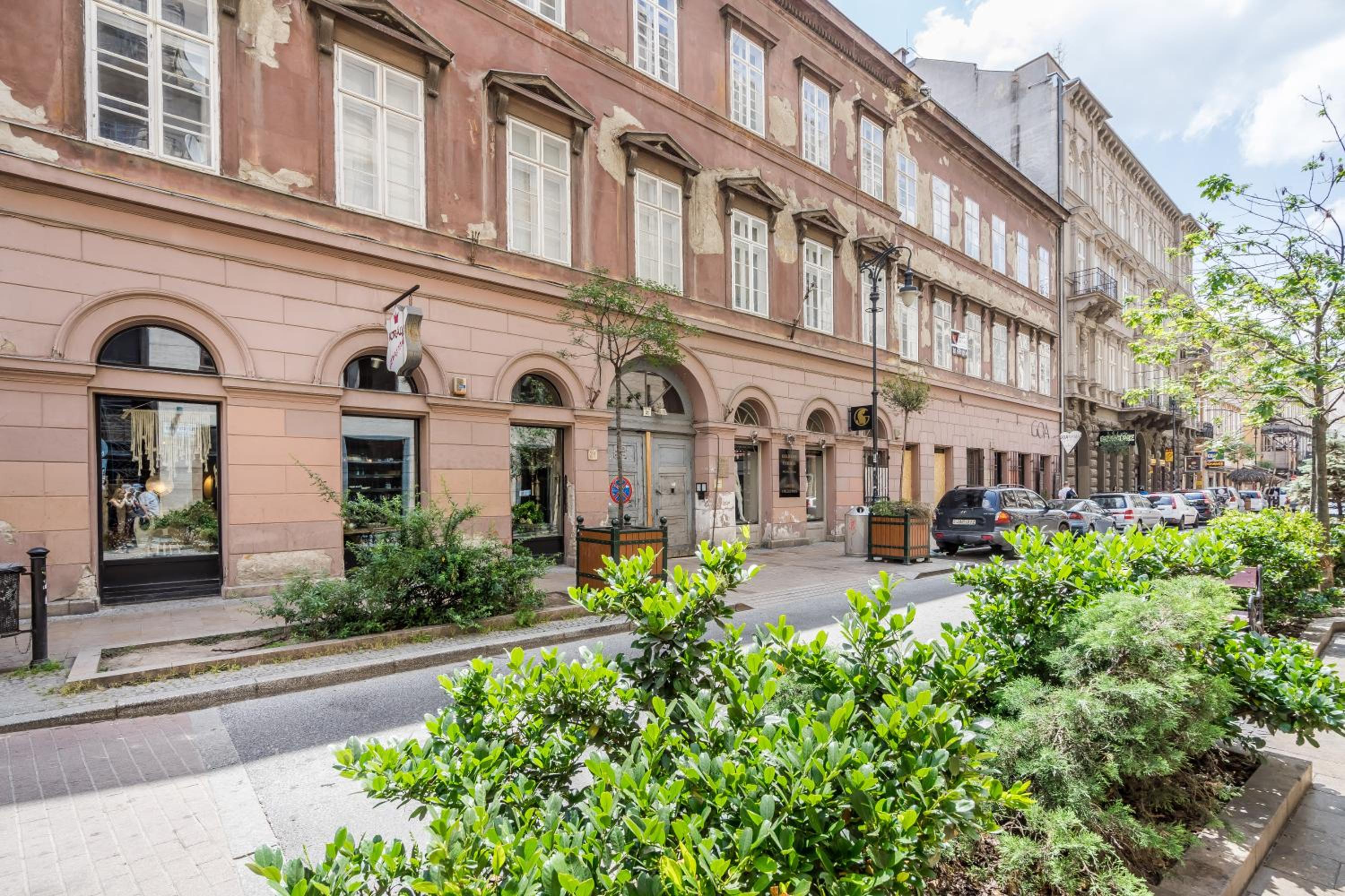 Apartment with Balcony - Photo 5
