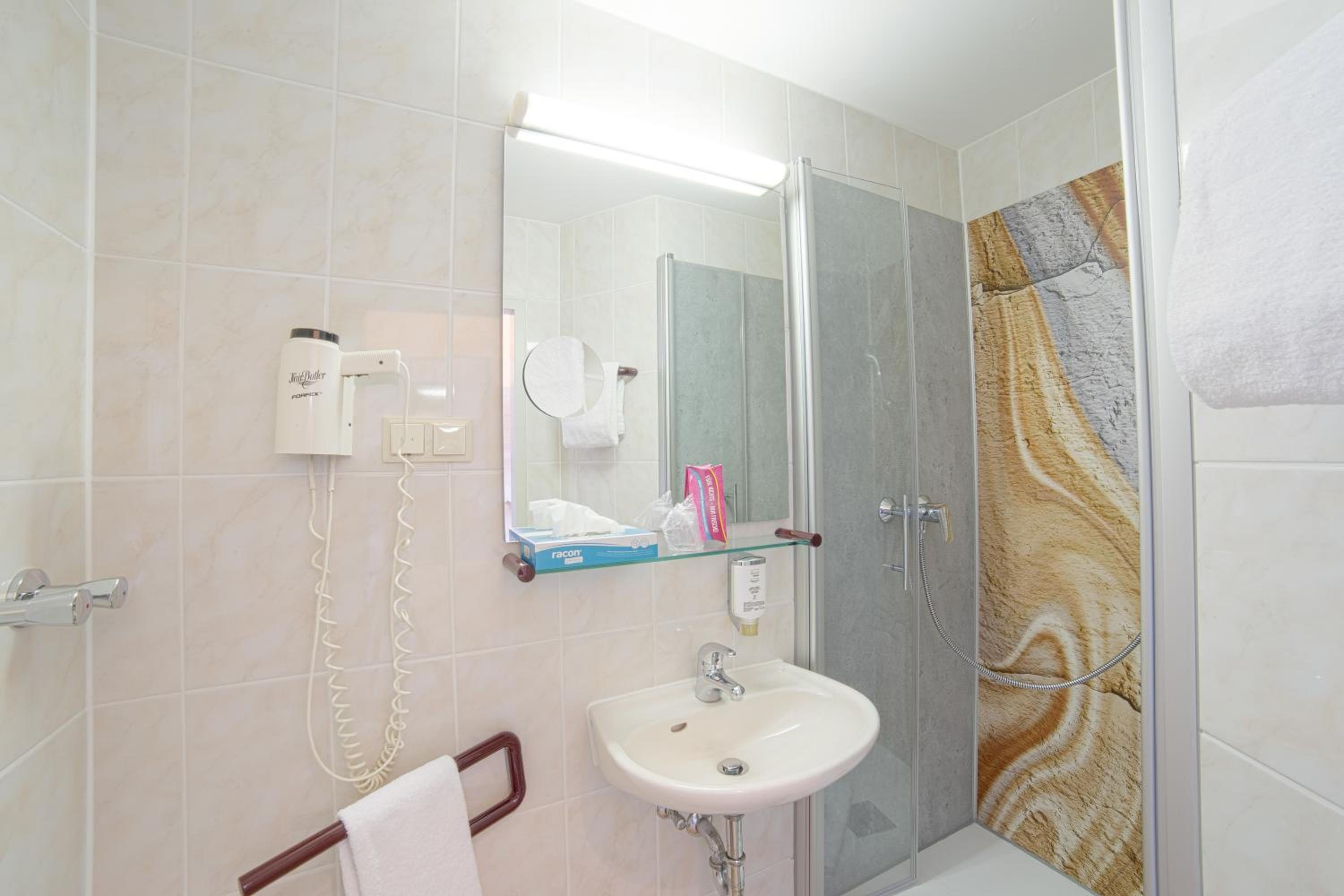 Single Room with Bathroom photo 2