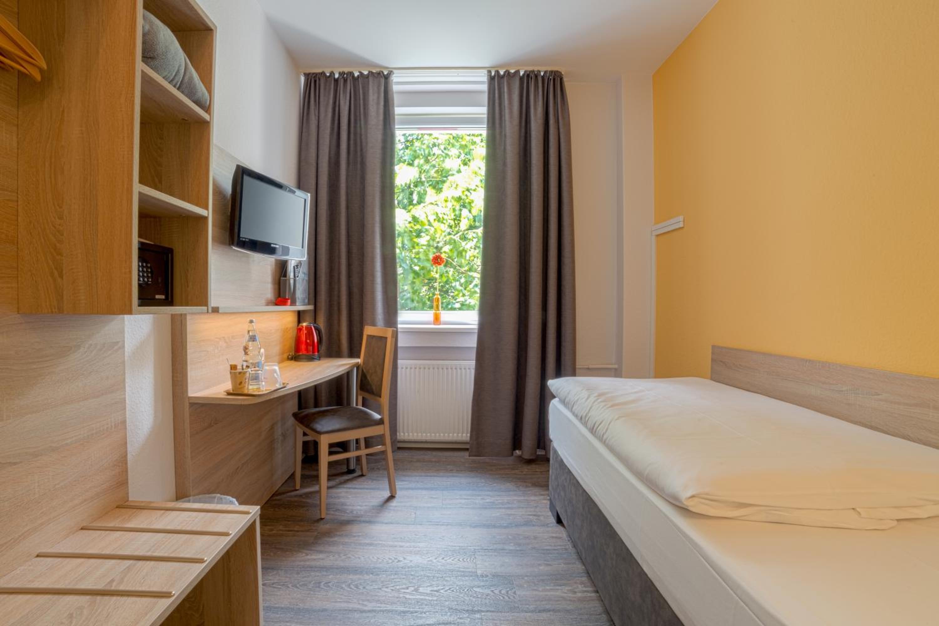 Single Room with Bathroom photo 1