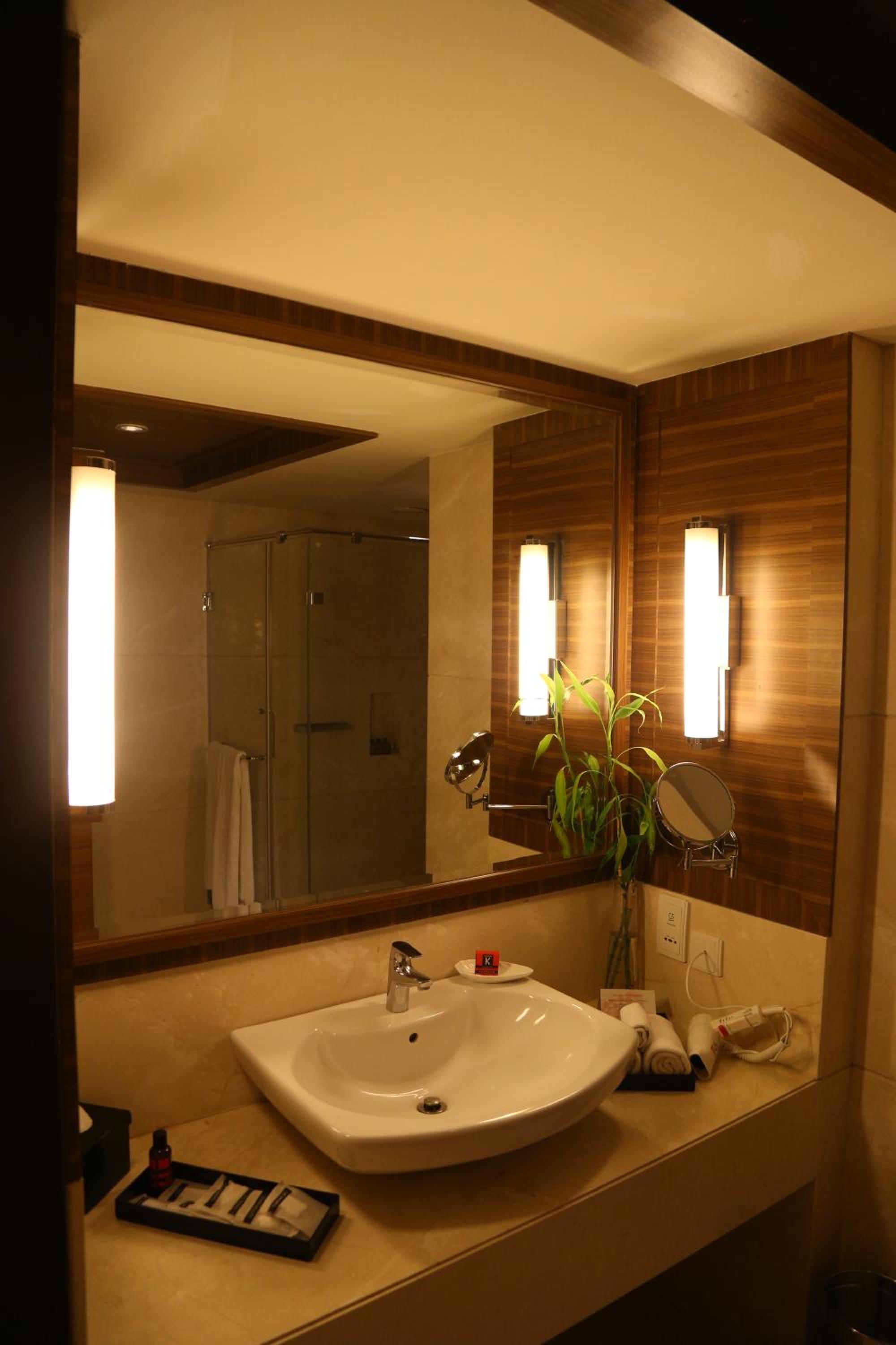 Deluxe Twin Room with 10% discount on F&SB, SPA & Laundry,Happy Hours deal offering 1+1 offer. Offer is available from 6:00 PM till 8:00 PM at The Circle Bar Deluxe Twin Room with 10% discount on F&SB, SPA & Laundry,Happy Hours deal offering 1+1 offer. Offer is available from 6:00 PM till 8:00 PM at The Circle Bar
