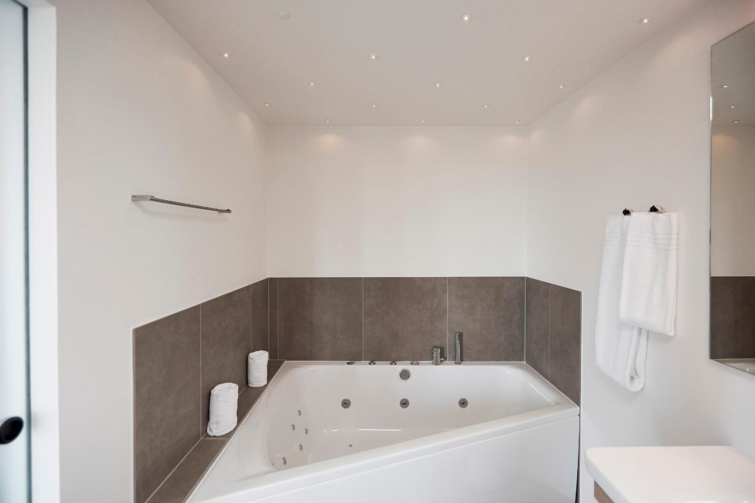 King Suite with Spa Bath photo 3