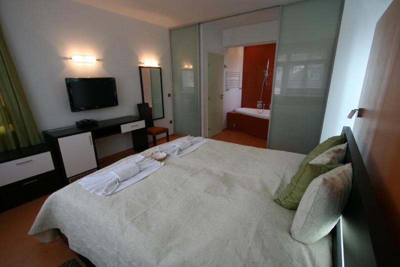 Suite with Balcony - Photo 3