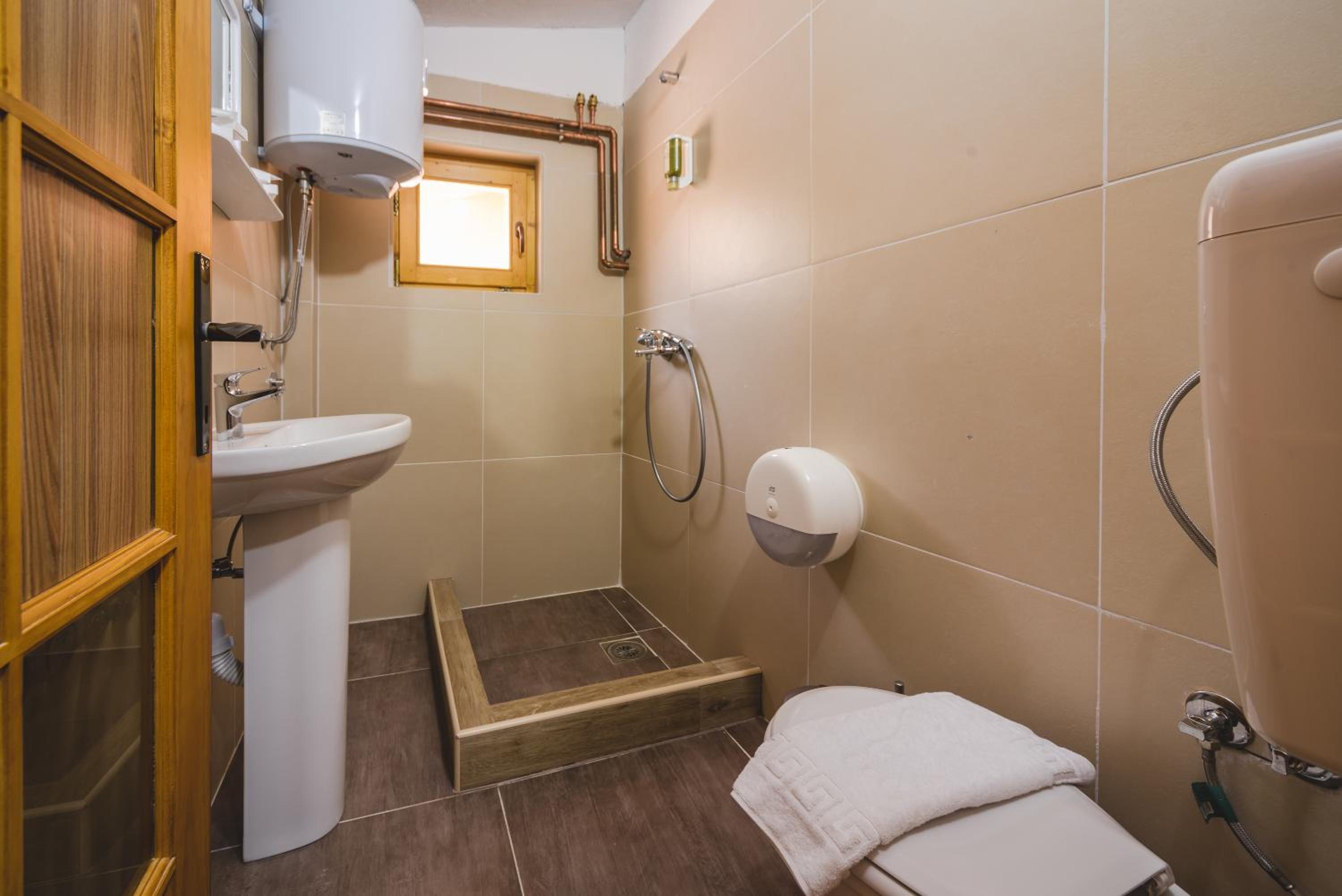 Triple Room with Private Bathroom - Photo 8