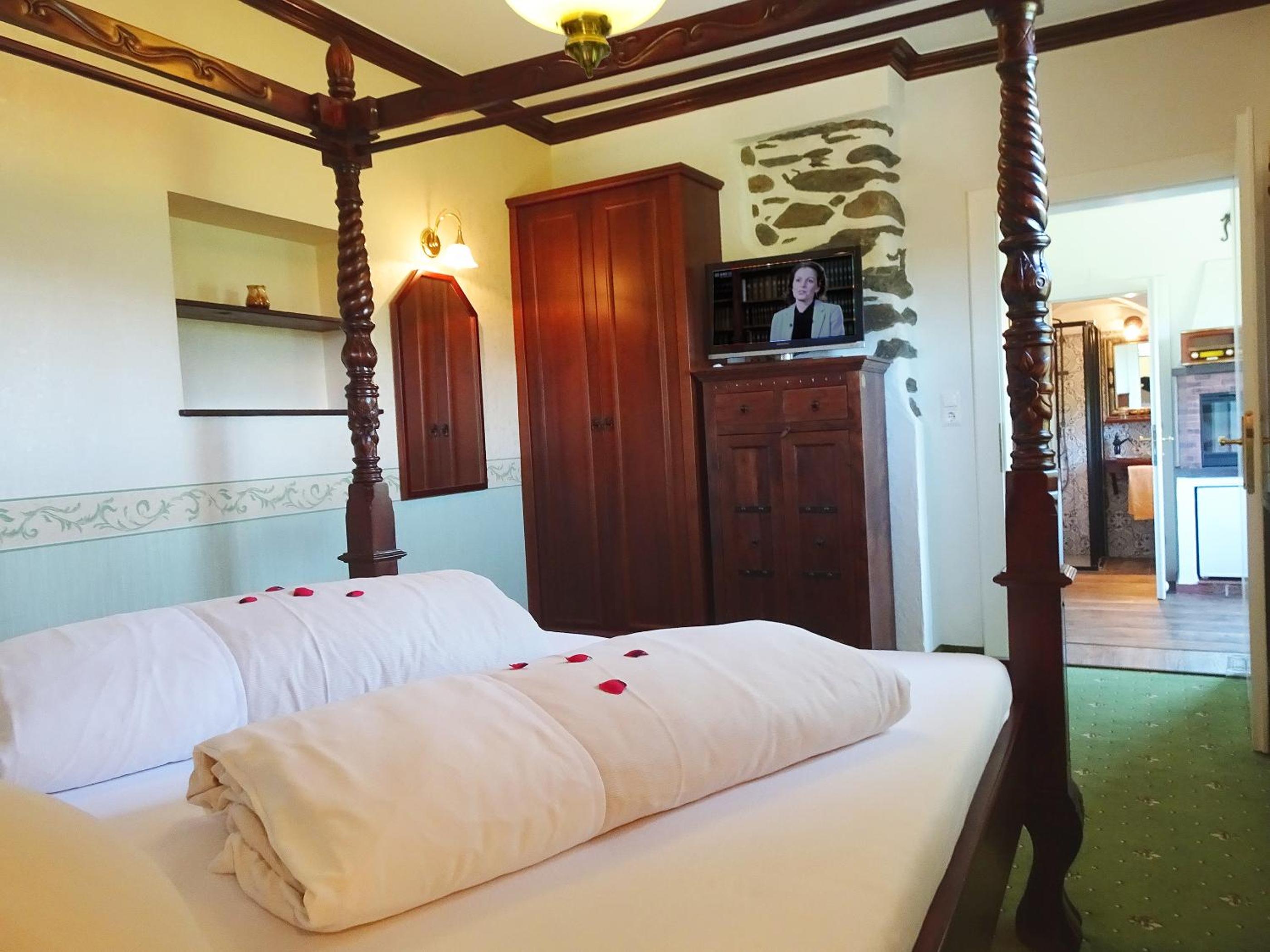Double Room with Four Poster Bed and Lake View photo 2