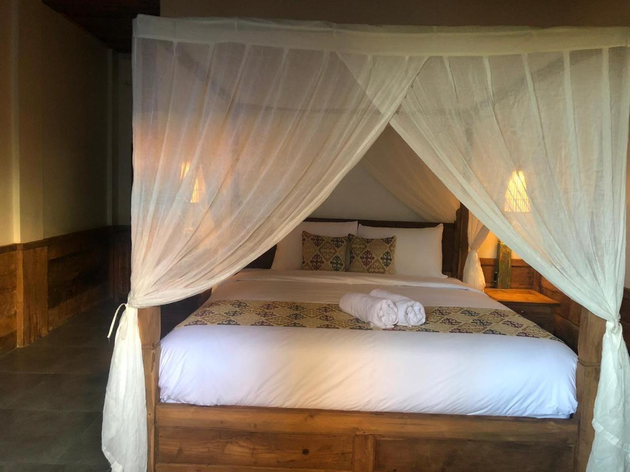 Joglo - Double Room with Balcony - Photo 12