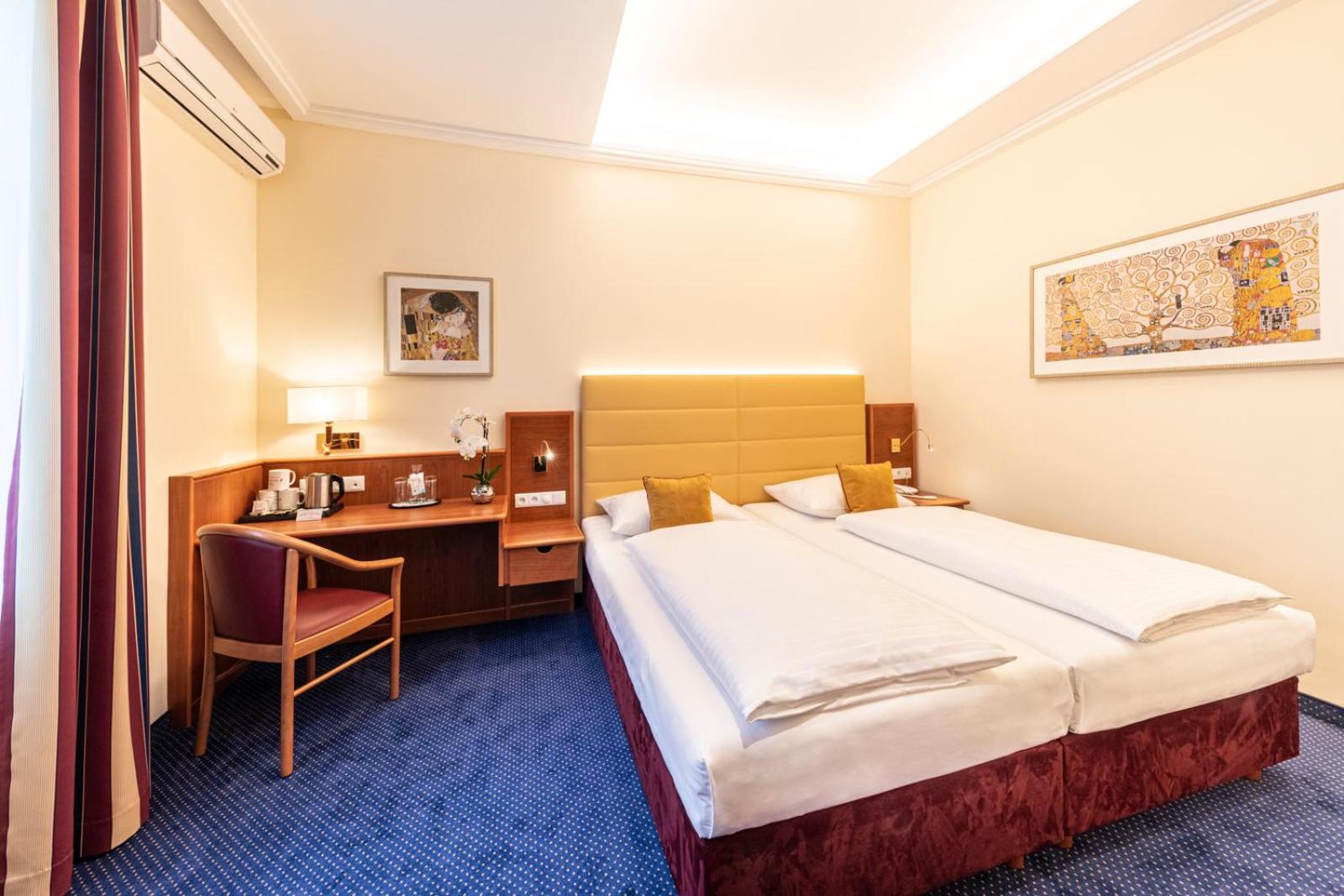 Triple Room PREMIUM courtyard view photo 2