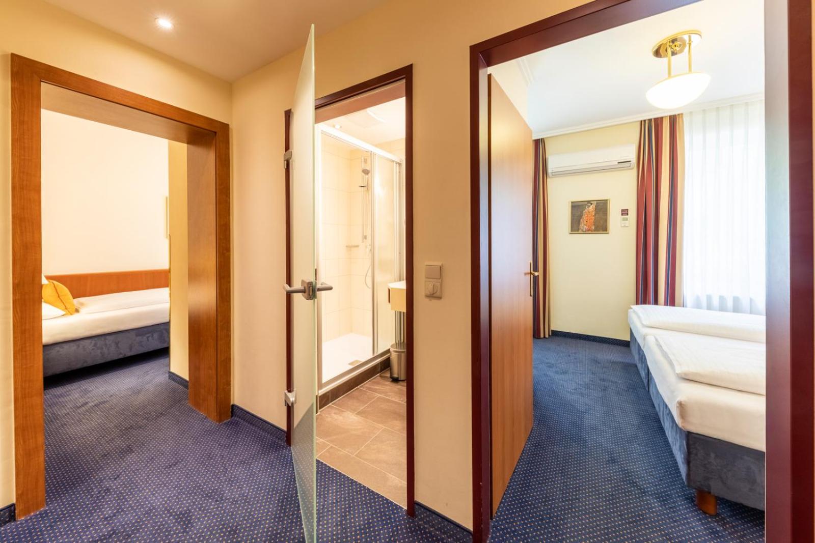 Quadruple Room PREMIUM courtyard view photo 1