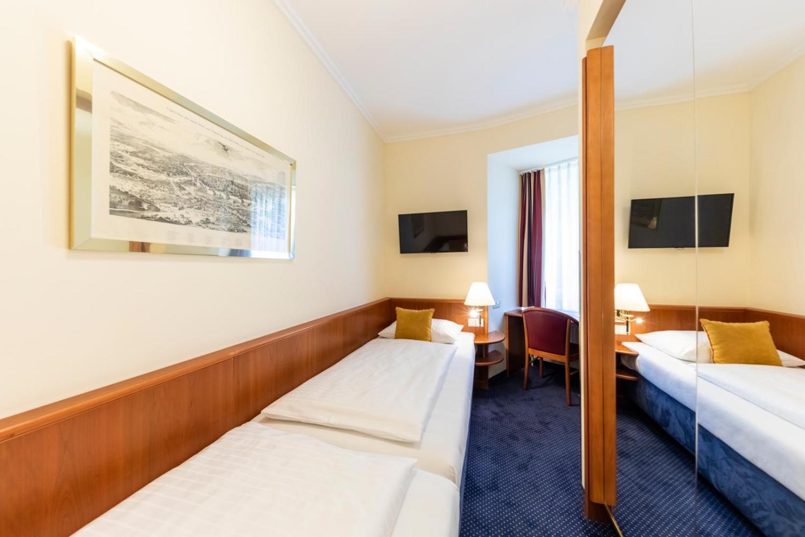 Quadruple Room PREMIUM courtyard view photo 2