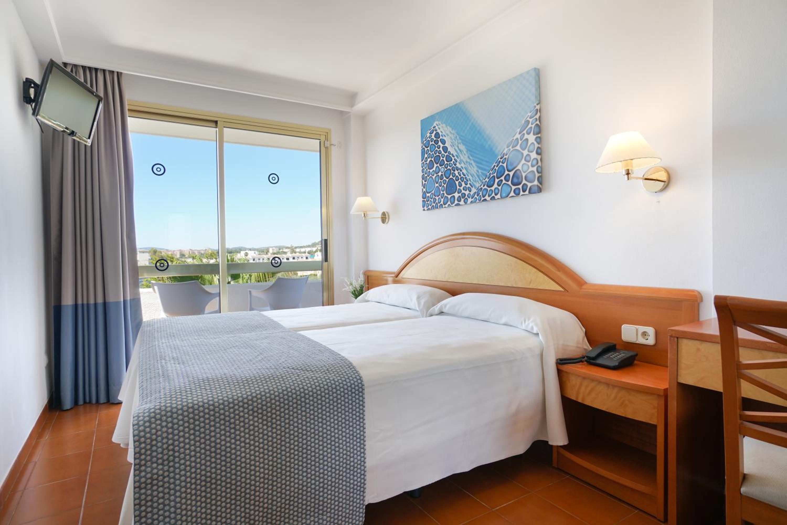 Budget Double Room with Balcony photo 3
