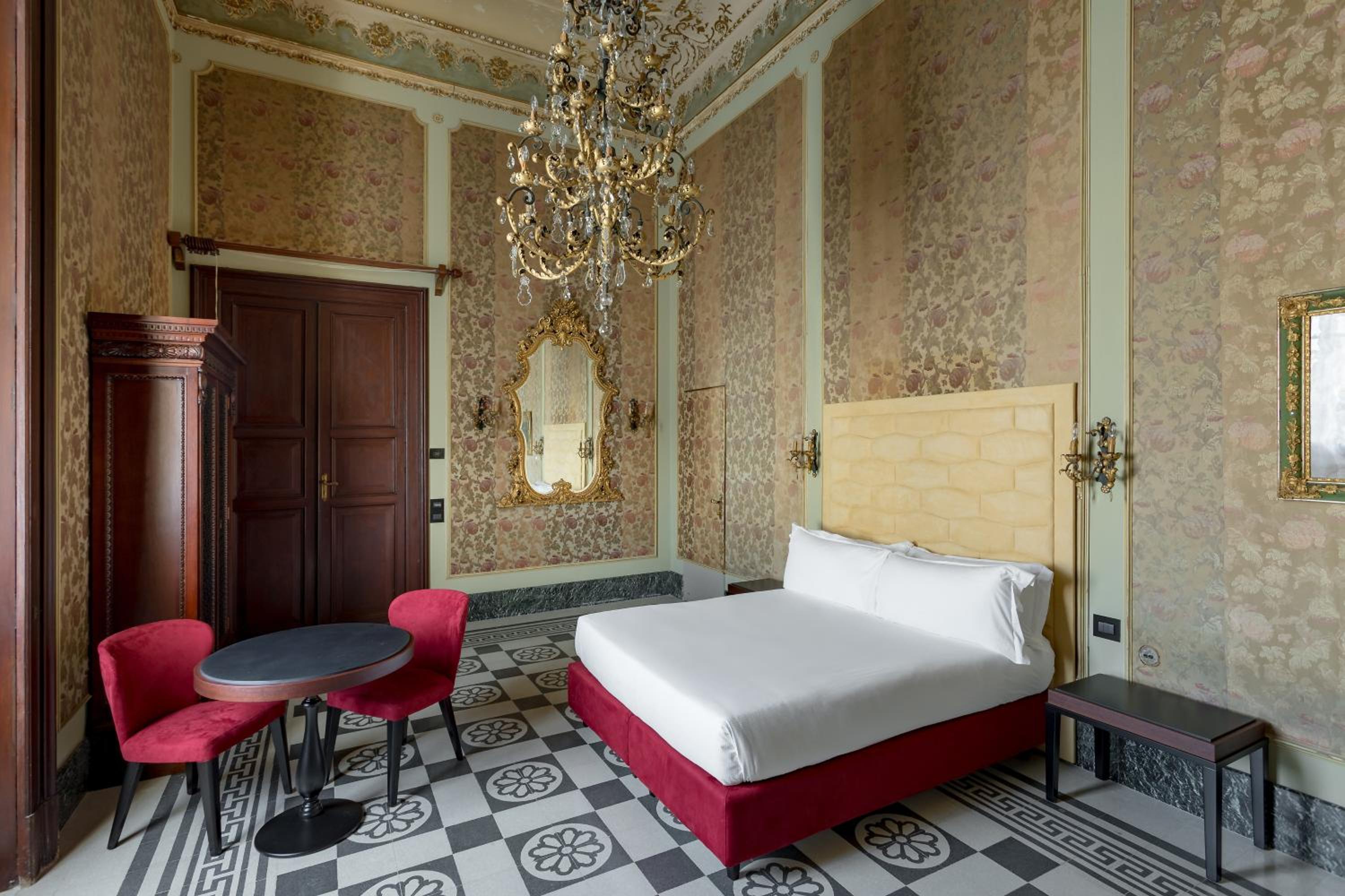 Deluxe Room - Photo 12