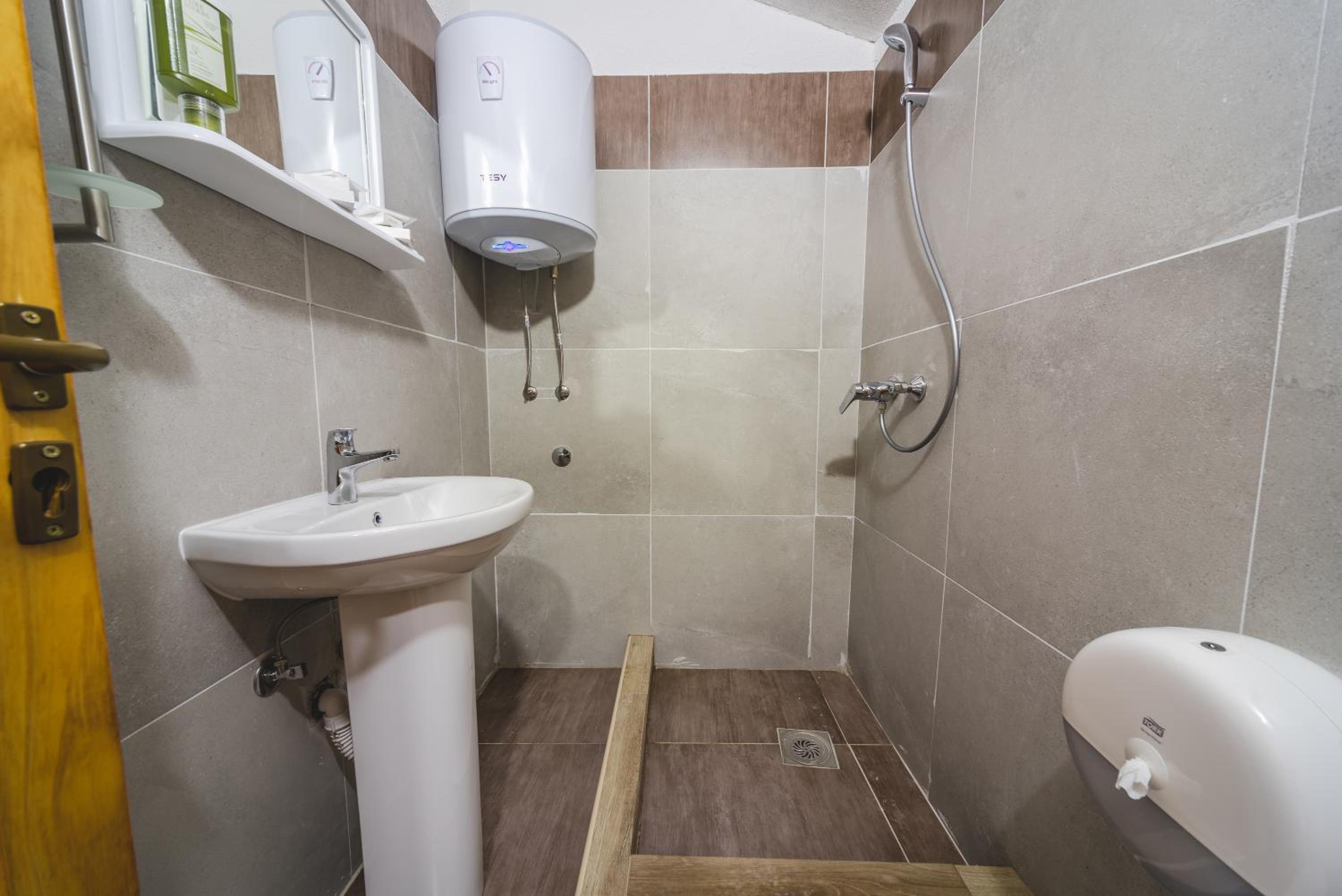 Triple Room with Private Bathroom - Photo 9