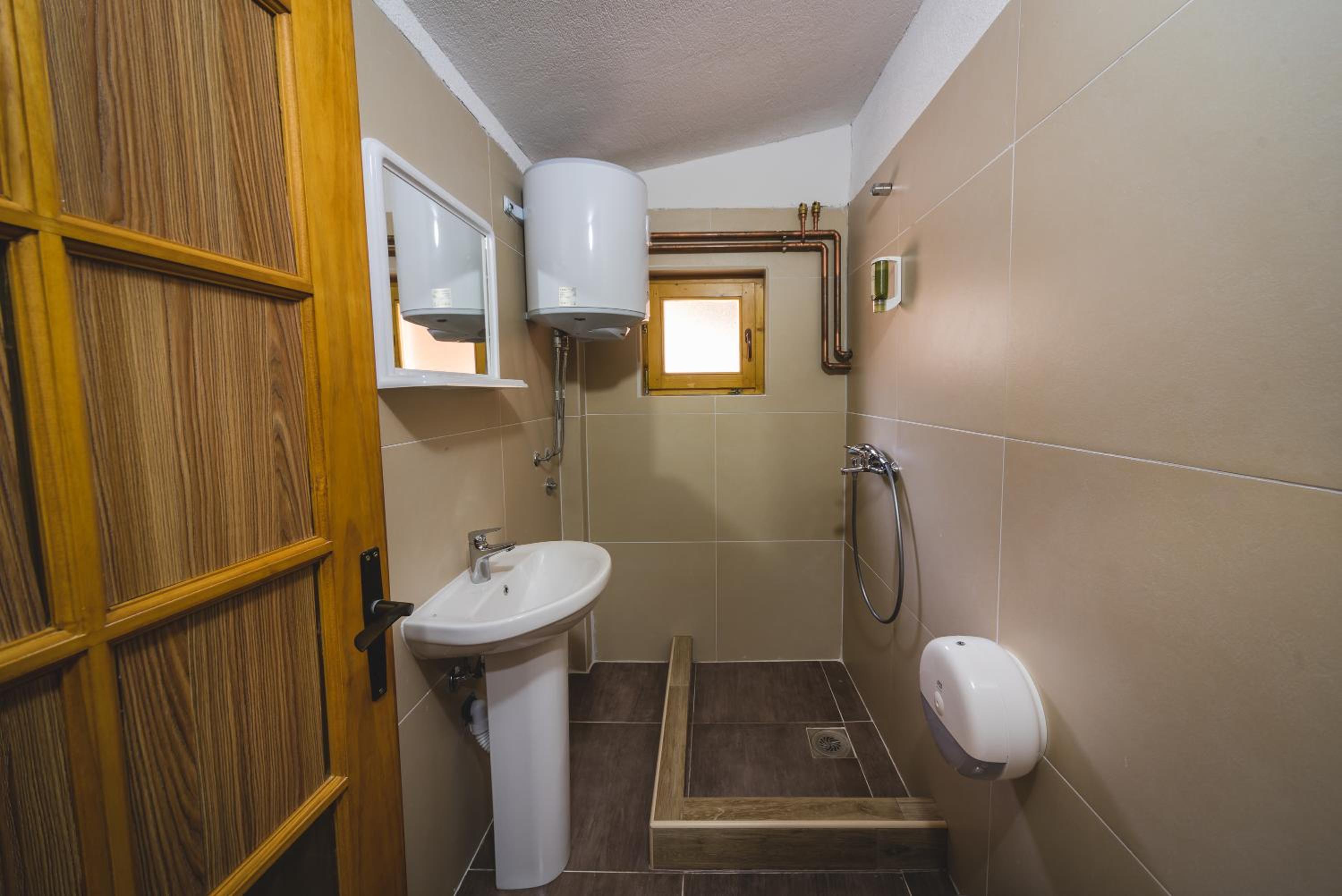 Triple Room with Private Bathroom - Photo 10