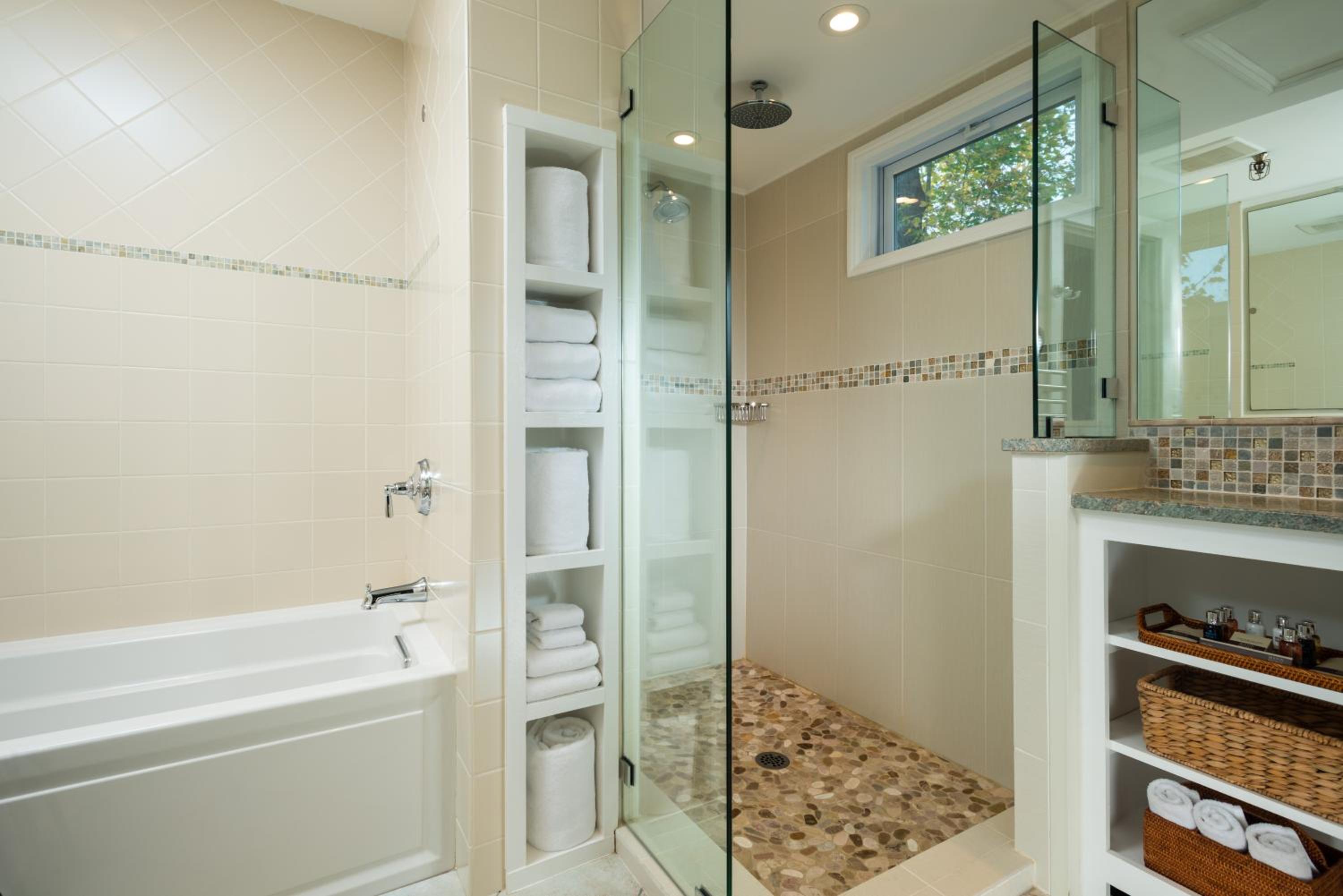 Deluxe King Suite photo 3