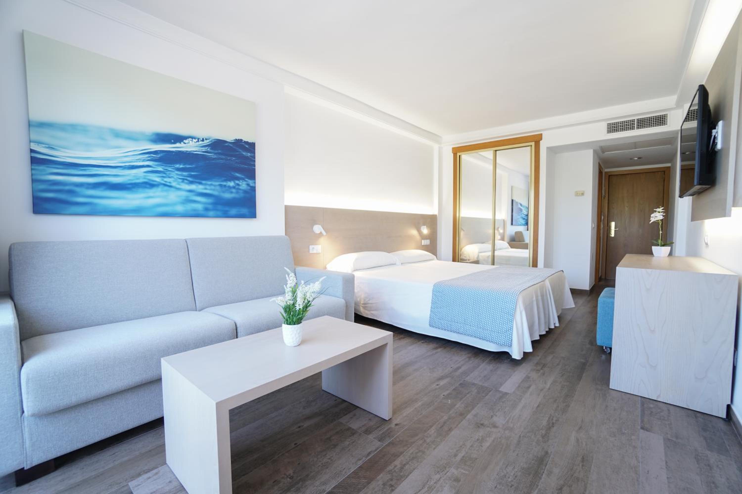 Superior Room with Balcony photo 2