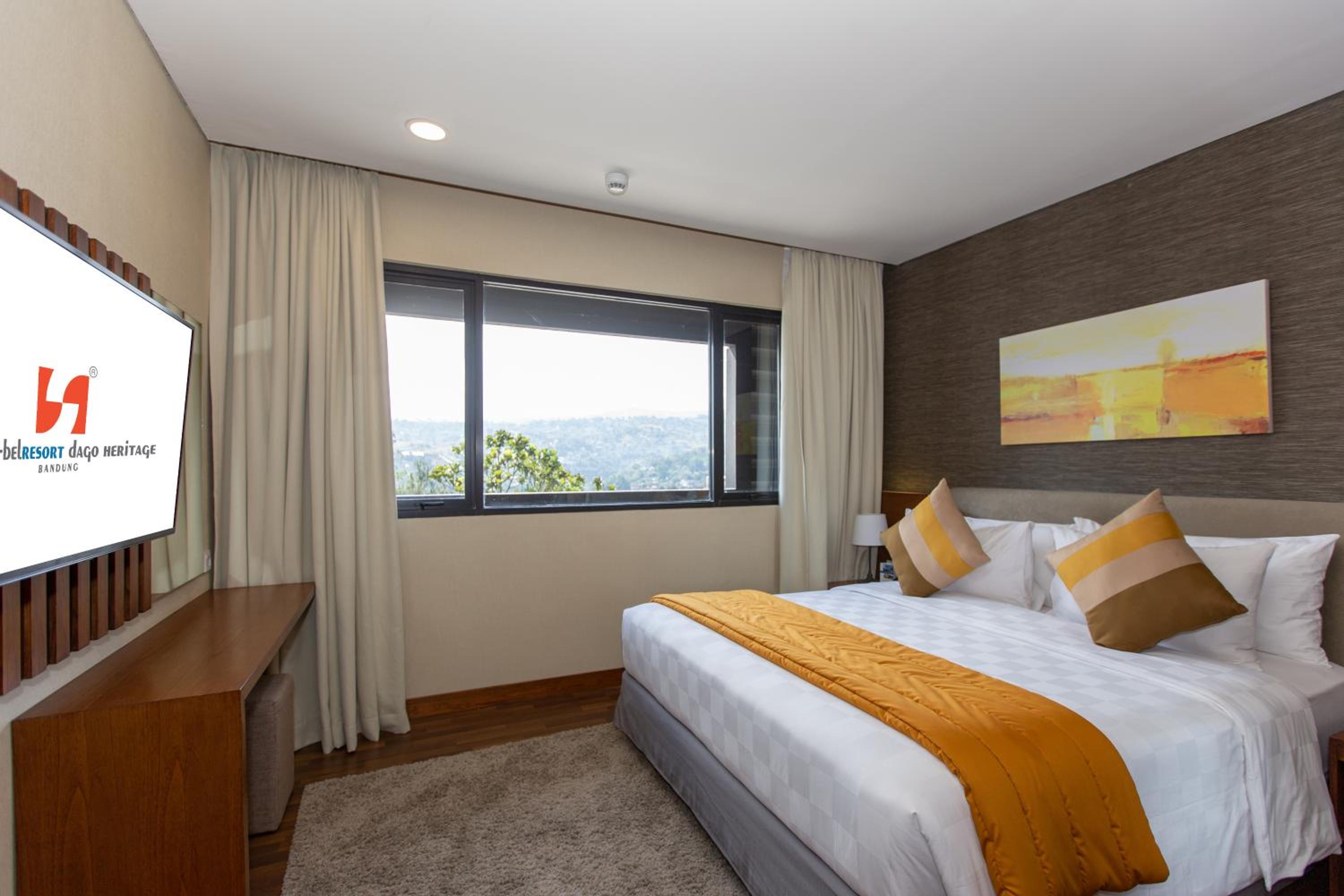 Executive Suite - Photo 2
