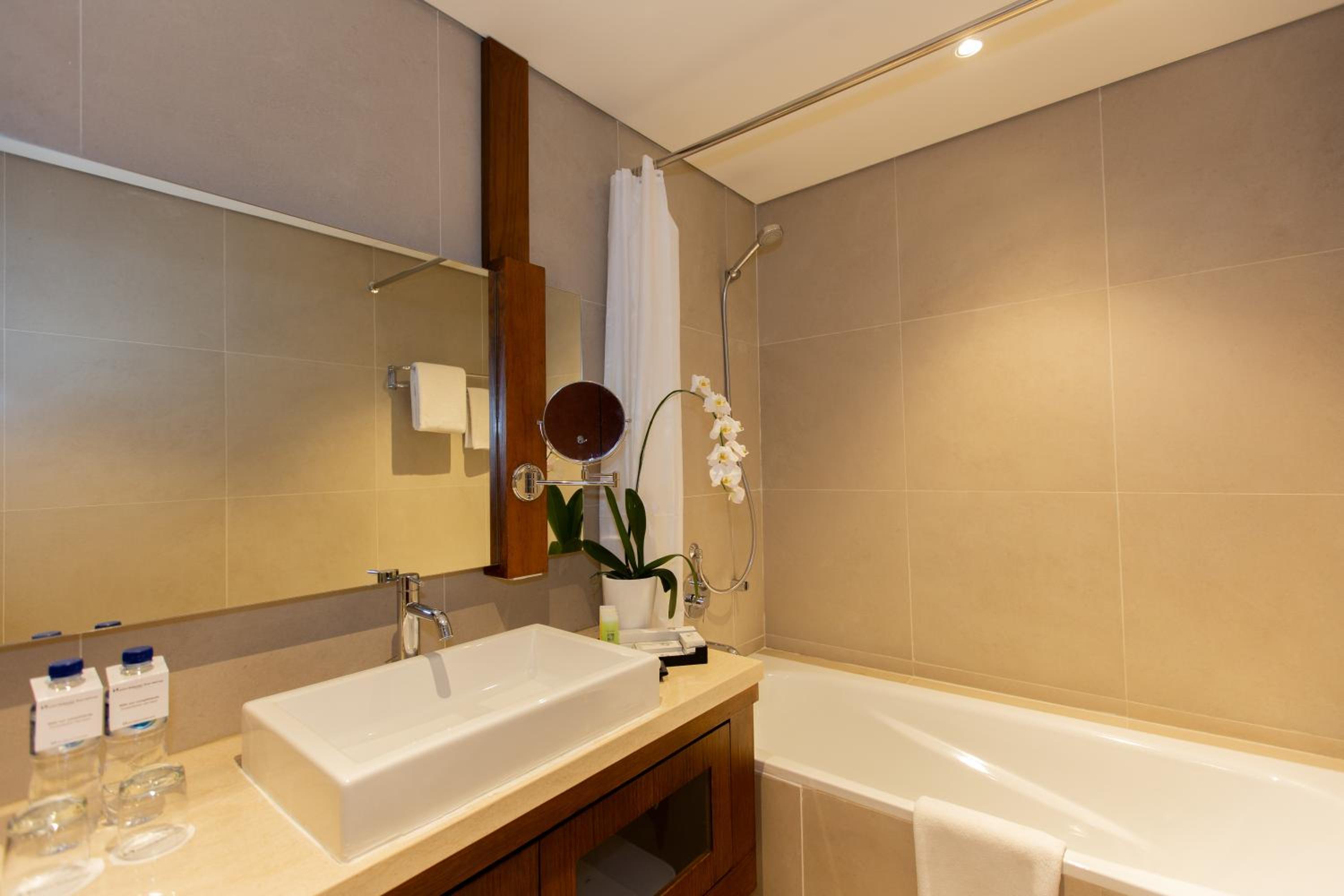 Executive Suite - Photo 6