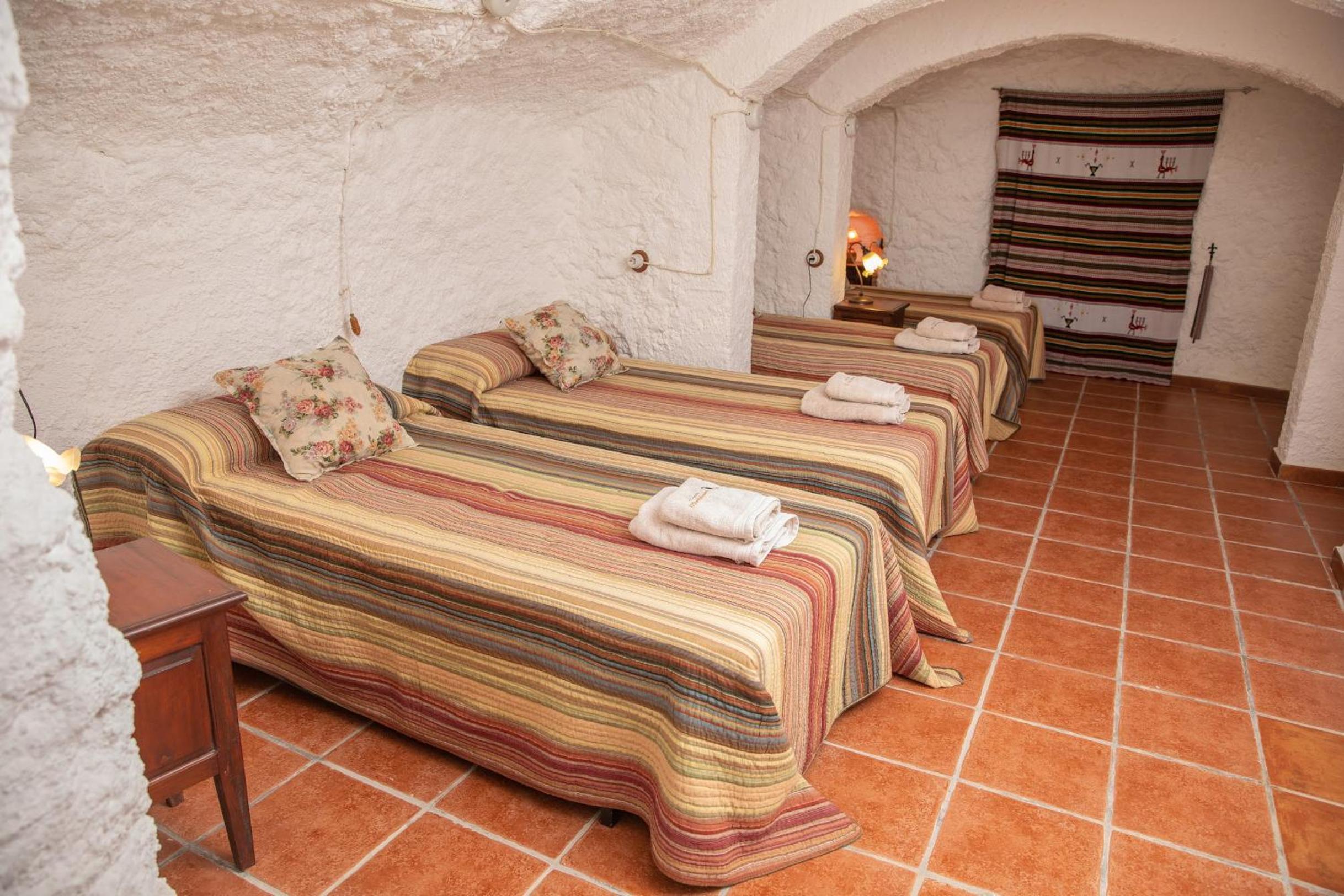 Cueva de Dos Habitaciones (6 Adultos)