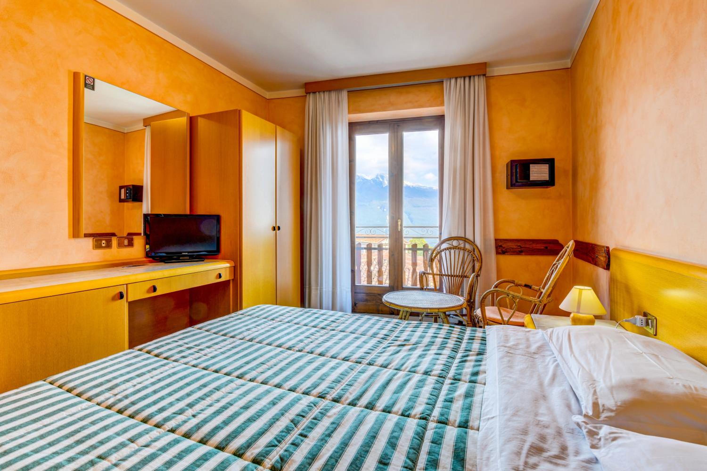 Double or Twin Room with Balcony photo 2