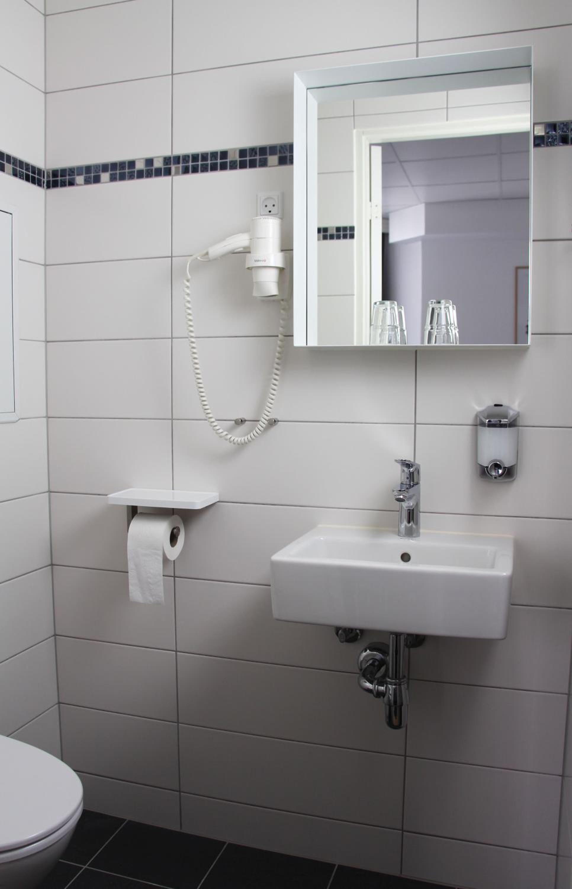 Standard Double Room with Private Bathroom - Photo 7