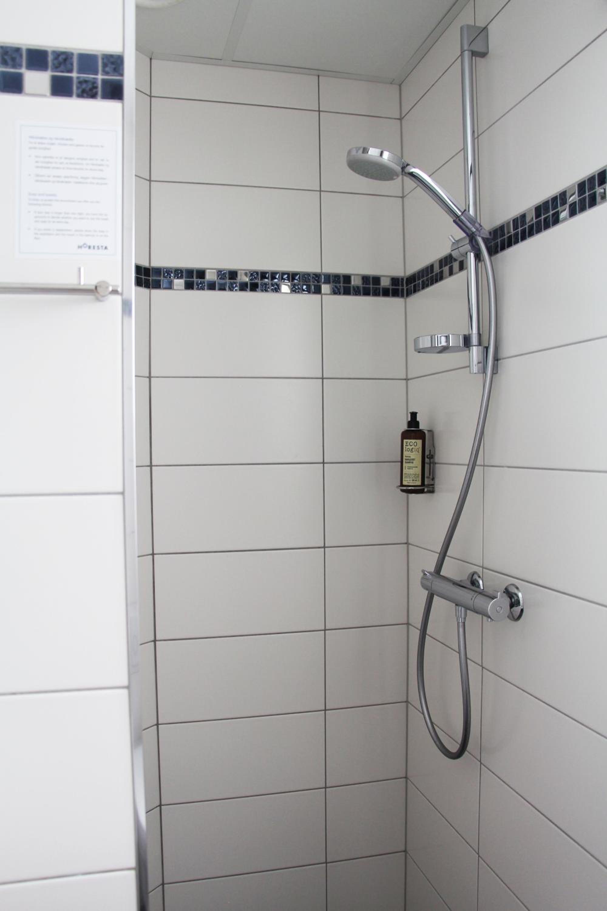 Standard Double Room with Private Bathroom - Photo 8