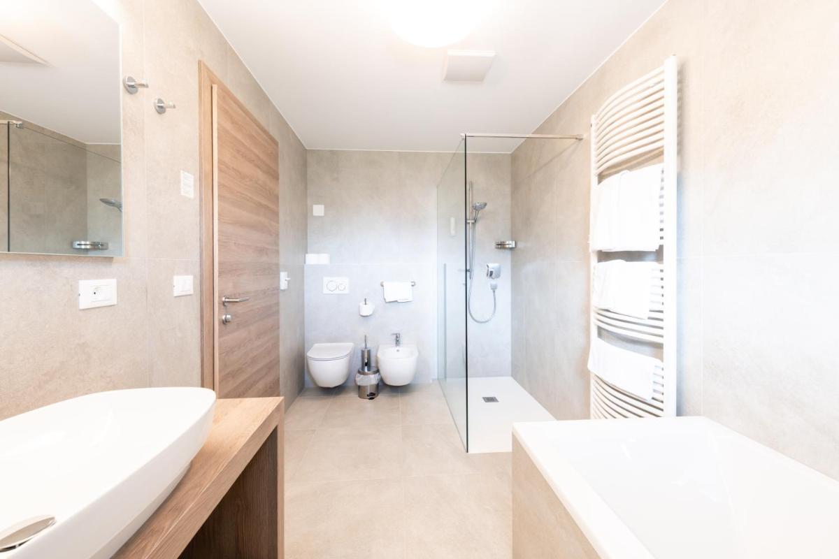 Junior Suite with Balcony - Photo 3