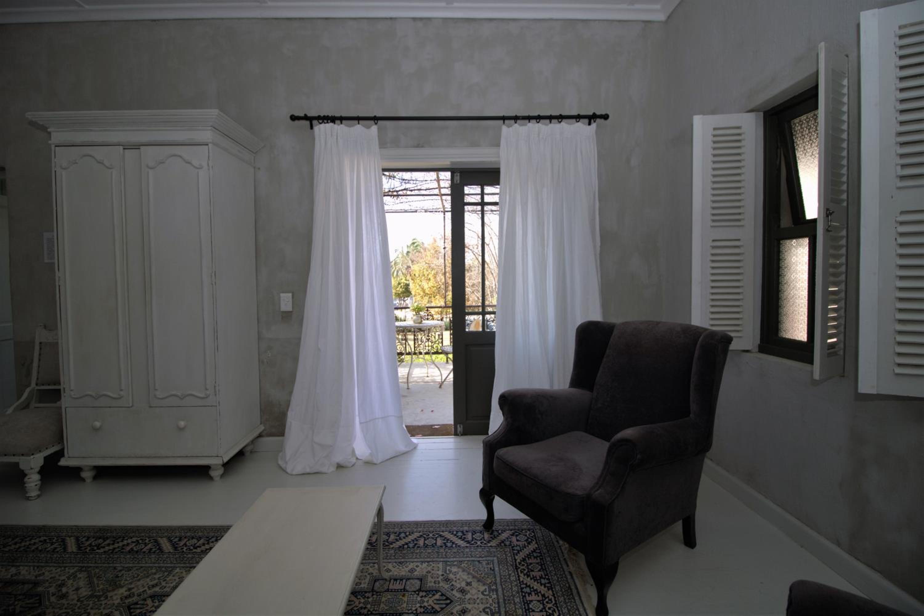 Double Room with Patio - Photo 8