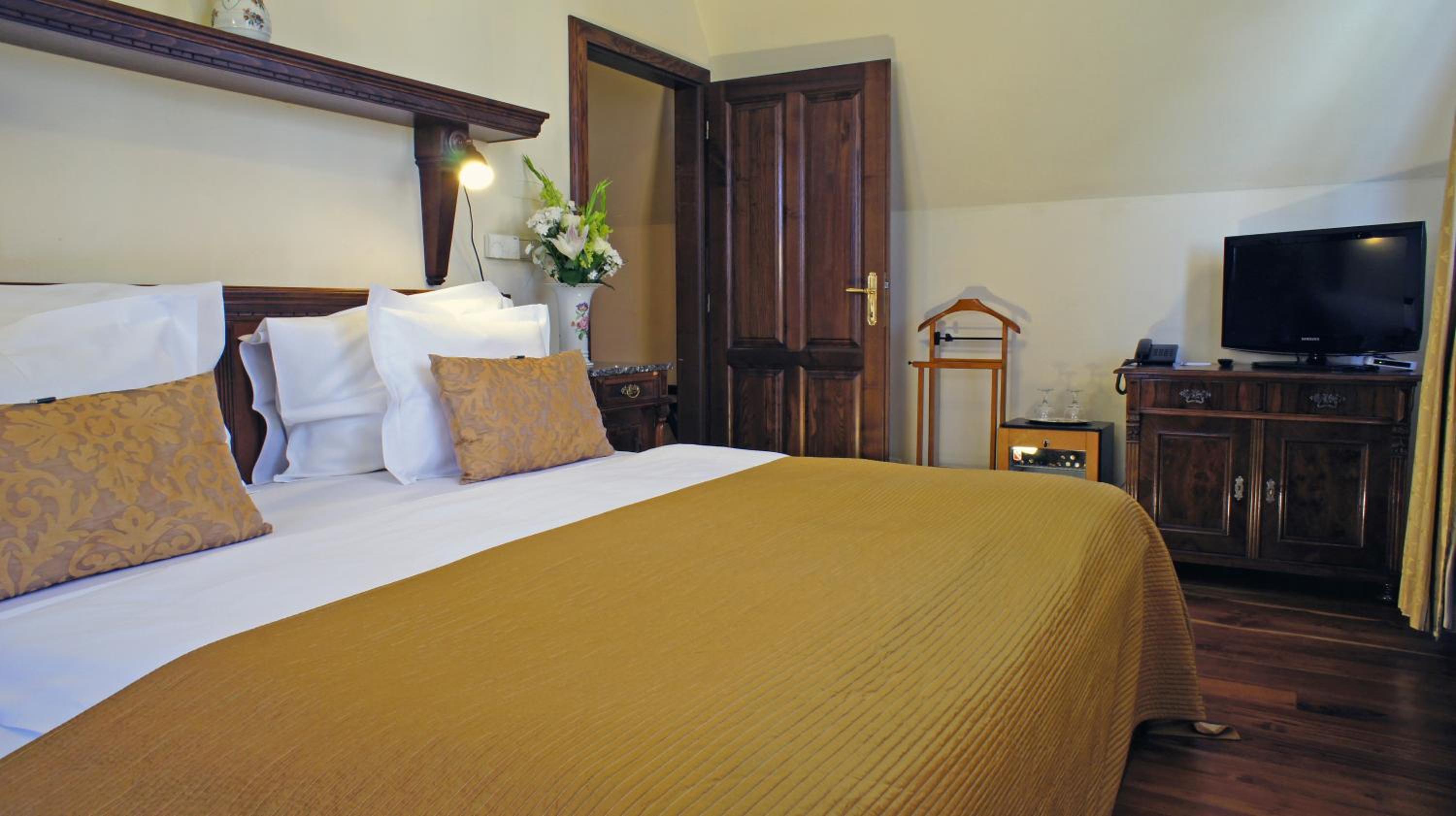 Standard Double Room thumbnail 5