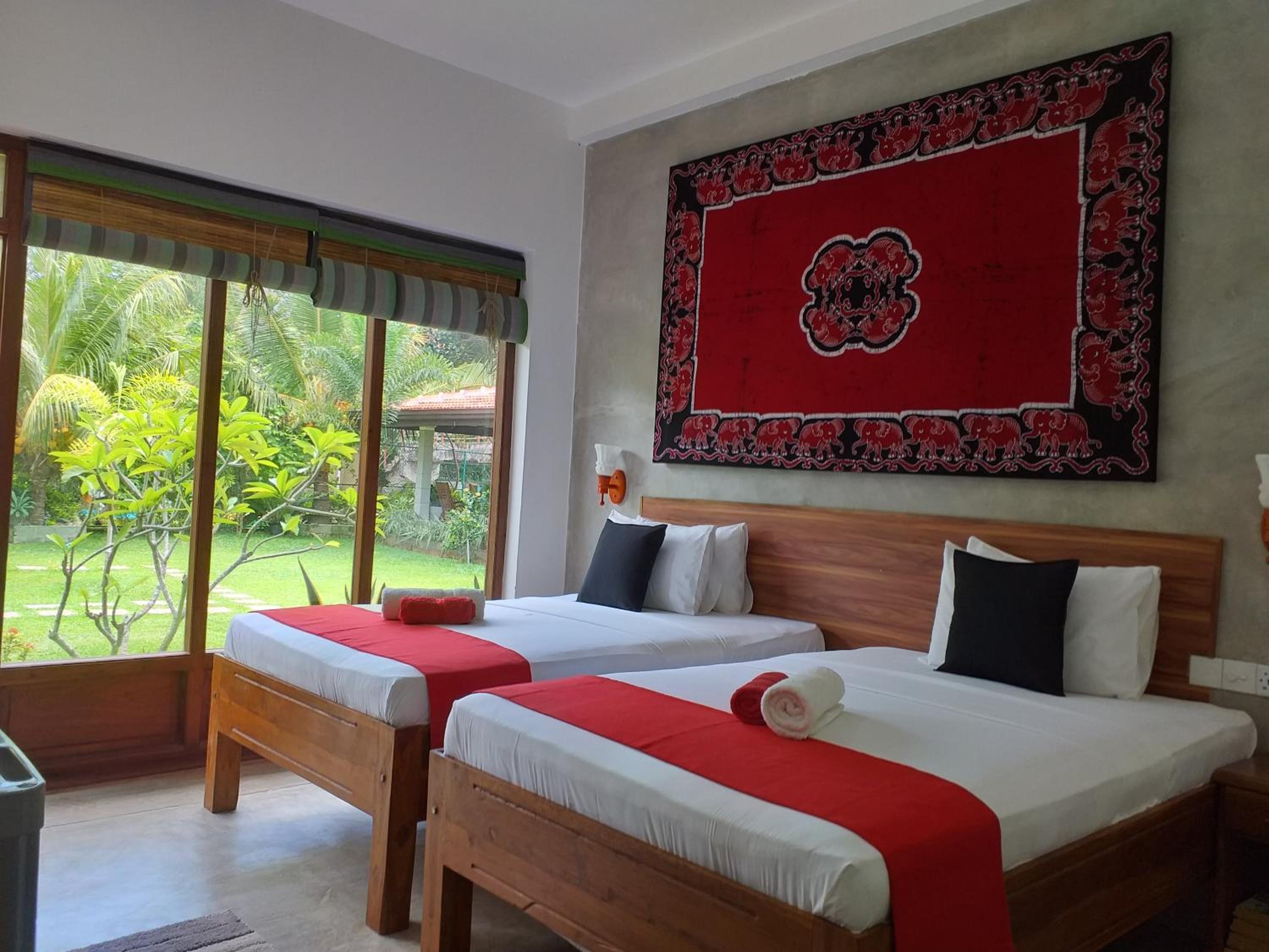 Deluxe Twin Room with Garden & Canal View photo 2