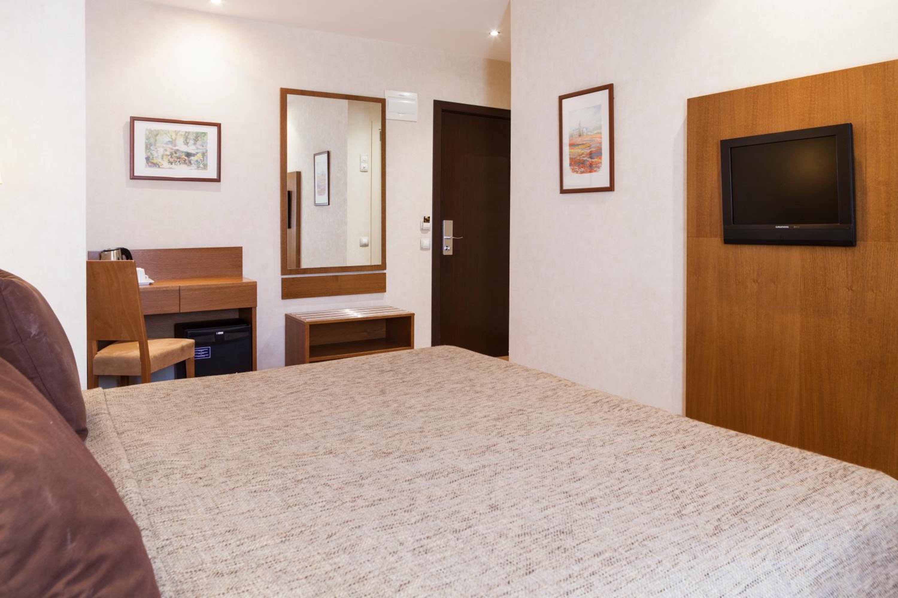 Double or Twin Room - Photo 6