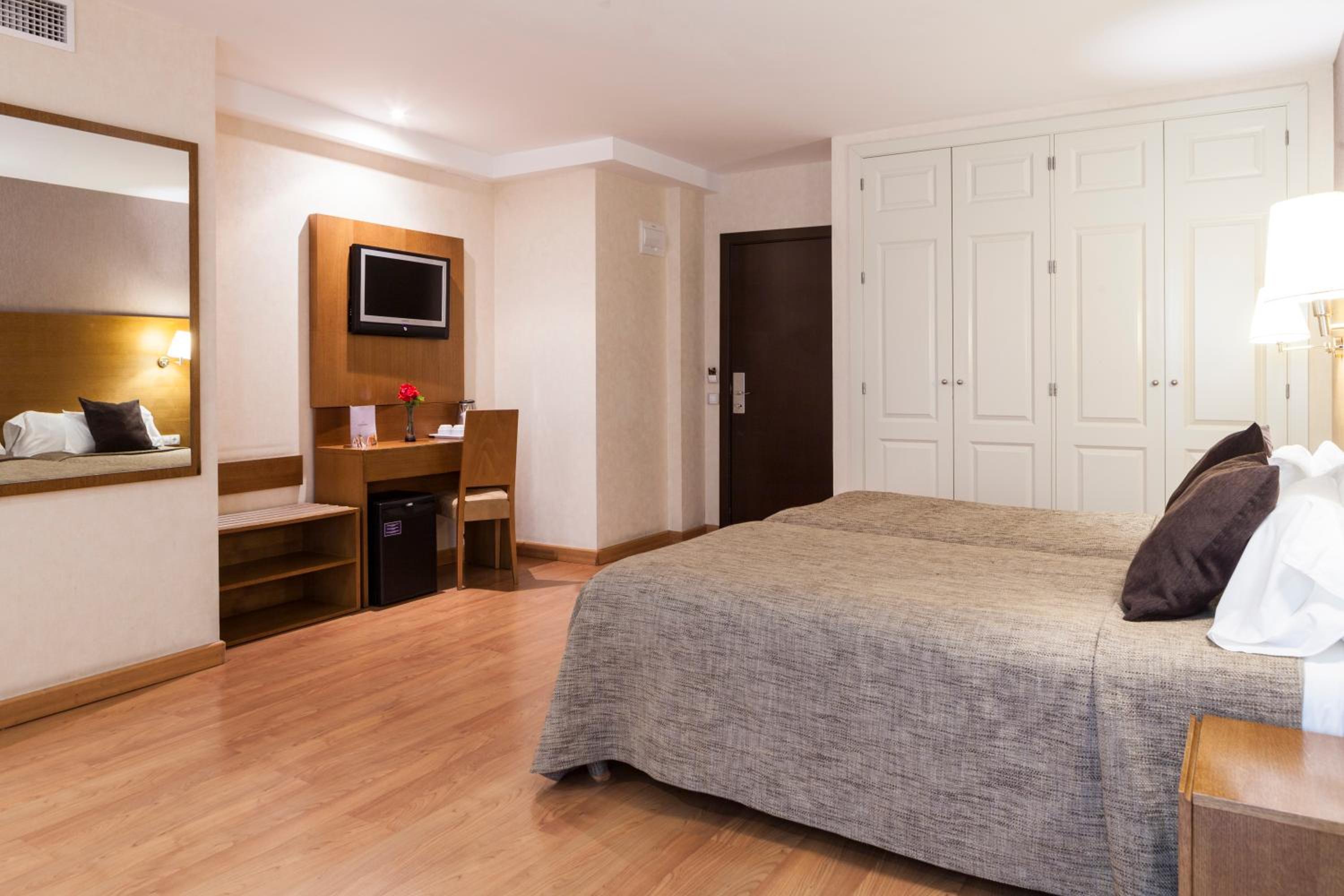 Double Room with Balcony - Photo 1