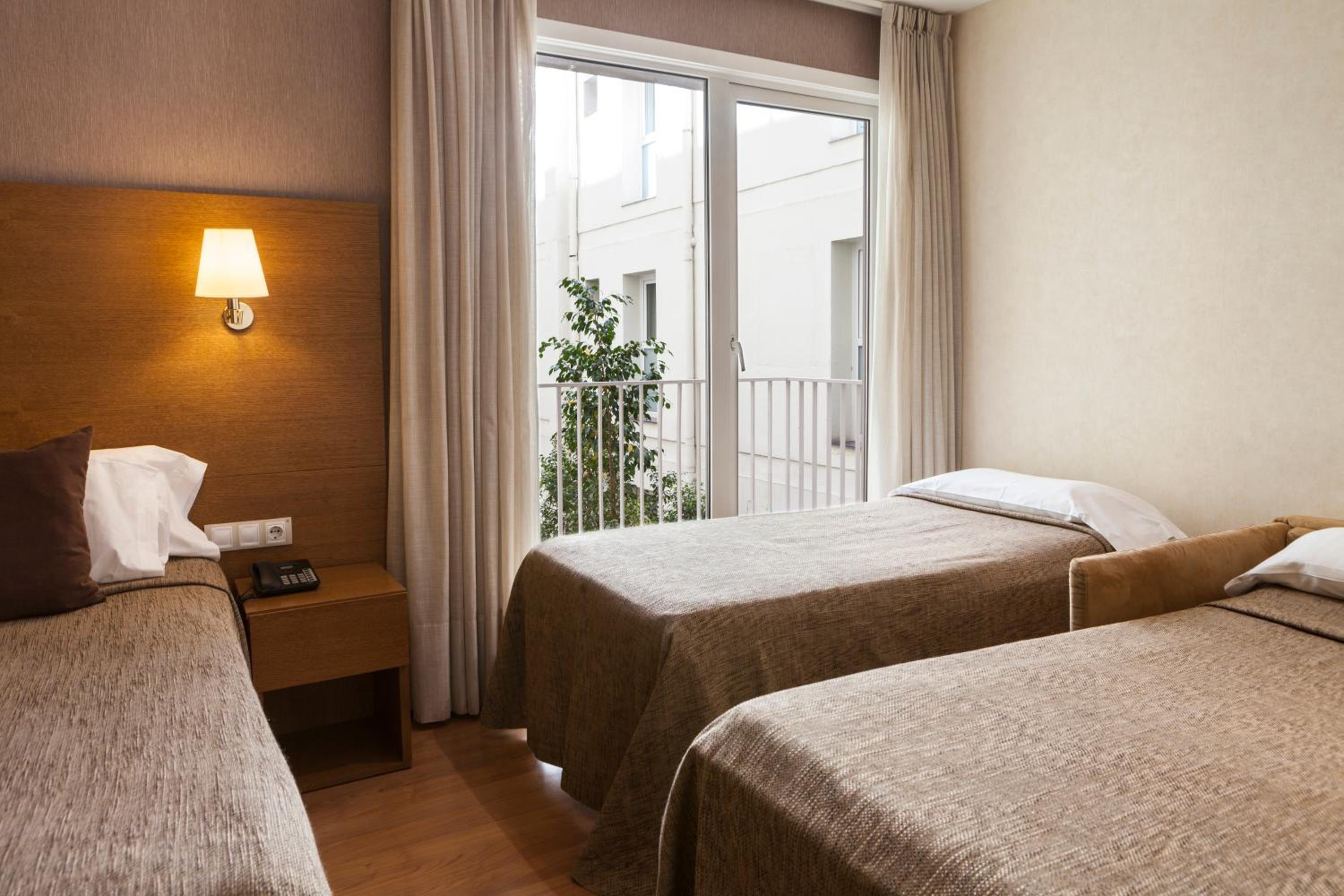Double or Twin Room with Extra Bed - Photo 2