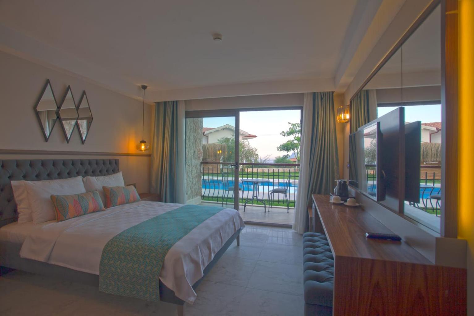 Double Room with Pool View - Photo 5