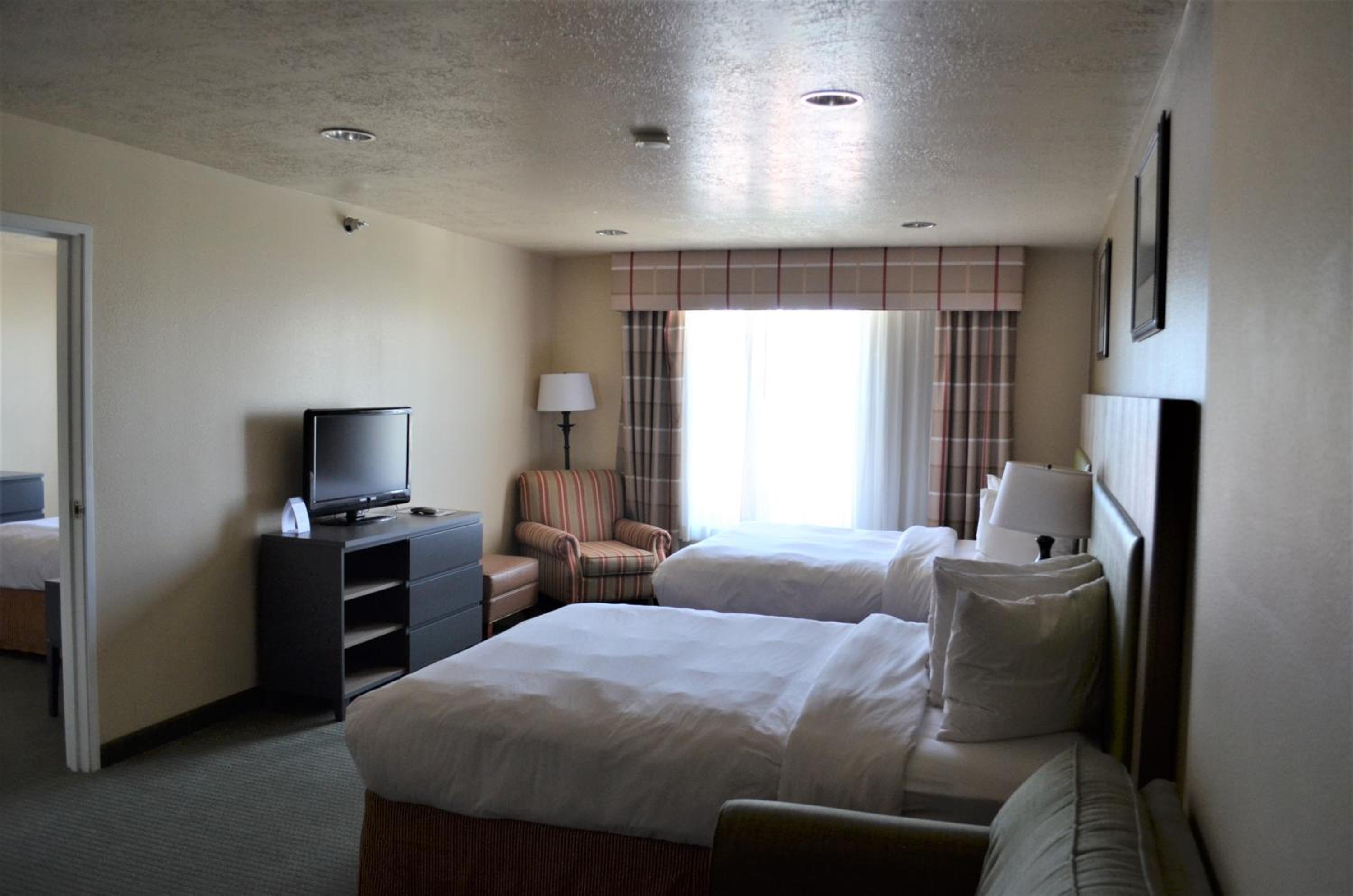 Queen Room with Two Queen Beds - Photo 5
