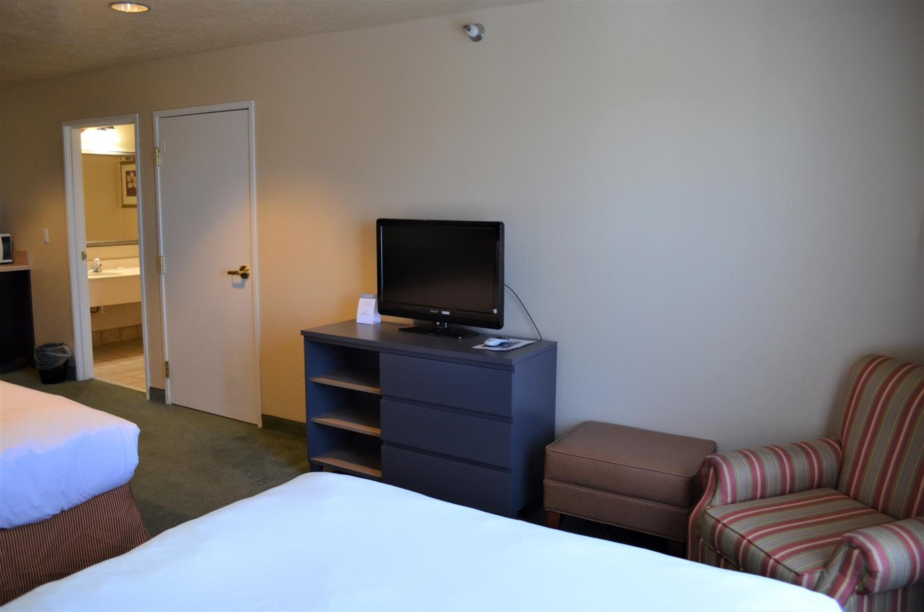 Queen Room with Two Queen Beds - Photo 2