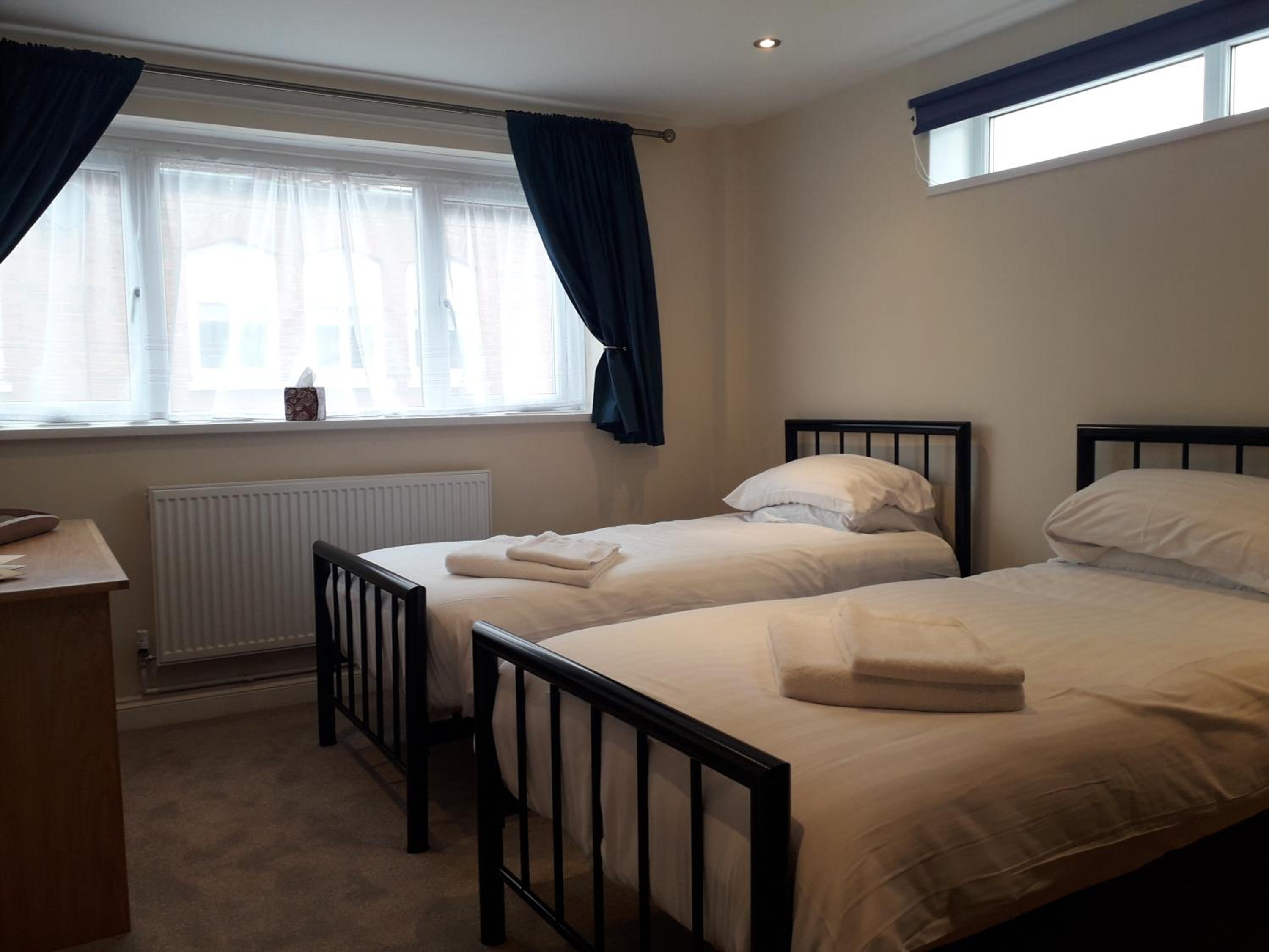 Twin Room with Private Bathroom - Photo 5