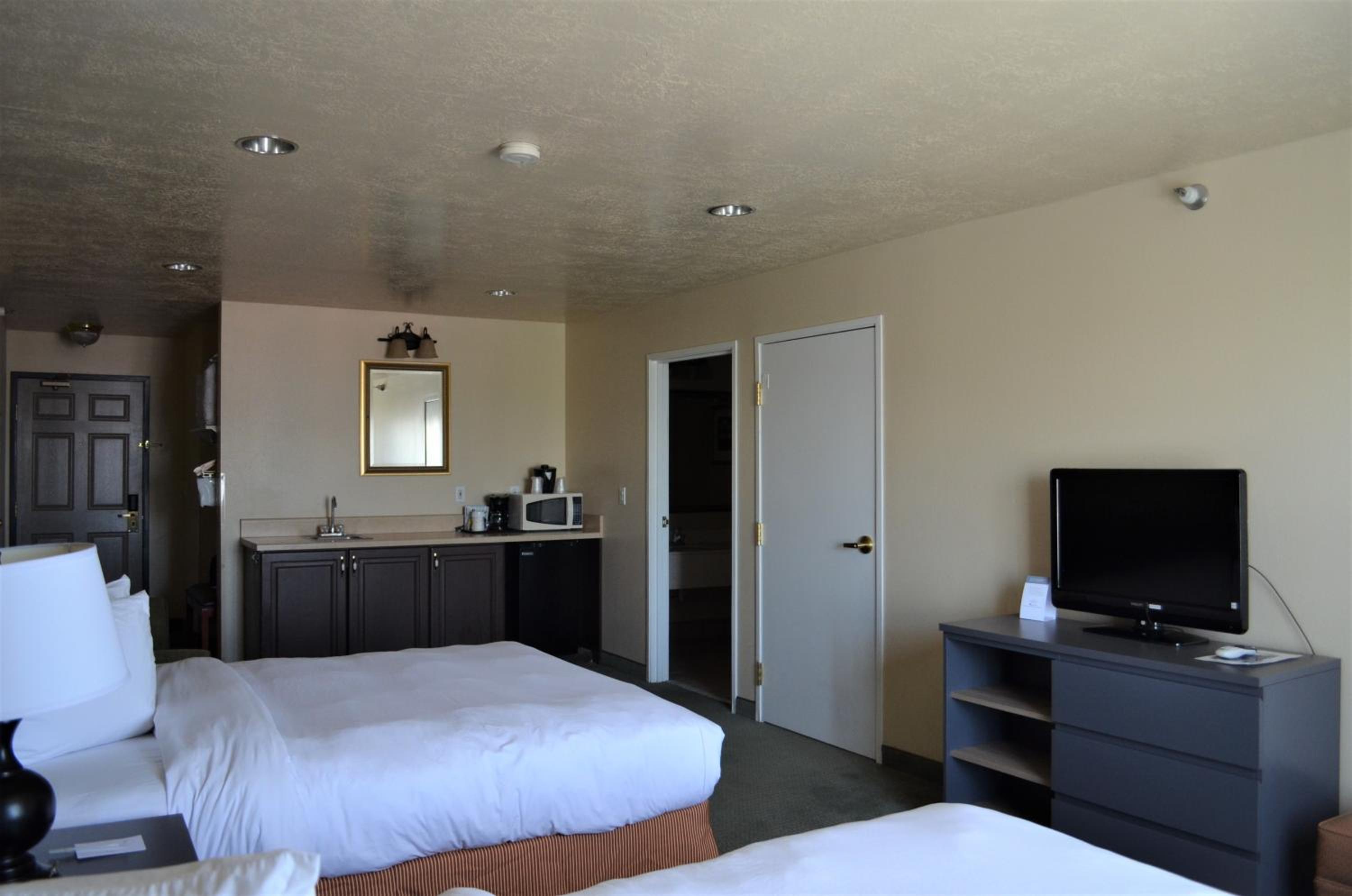 Queen Room with Two Queen Beds - Photo 4
