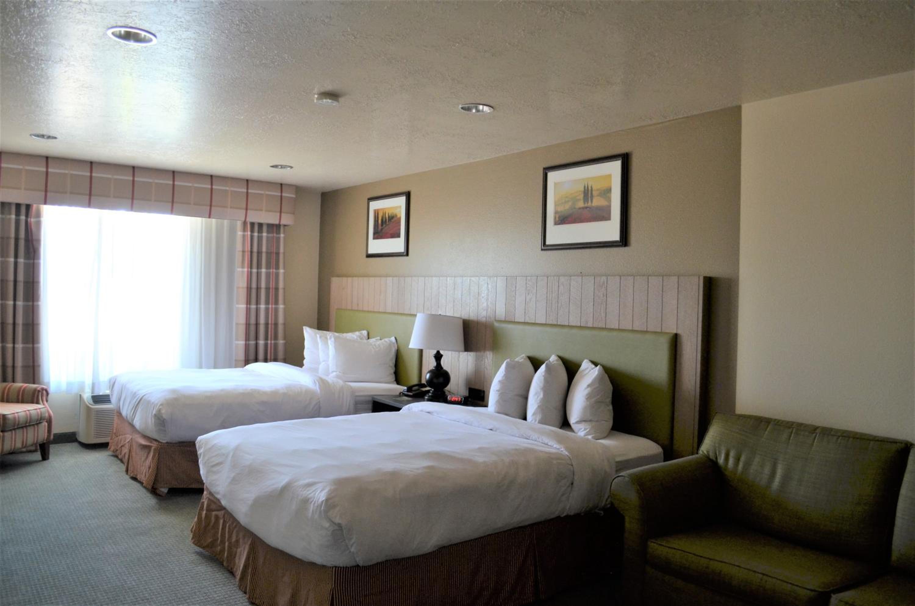 Queen Room with Two Queen Beds - Photo 3