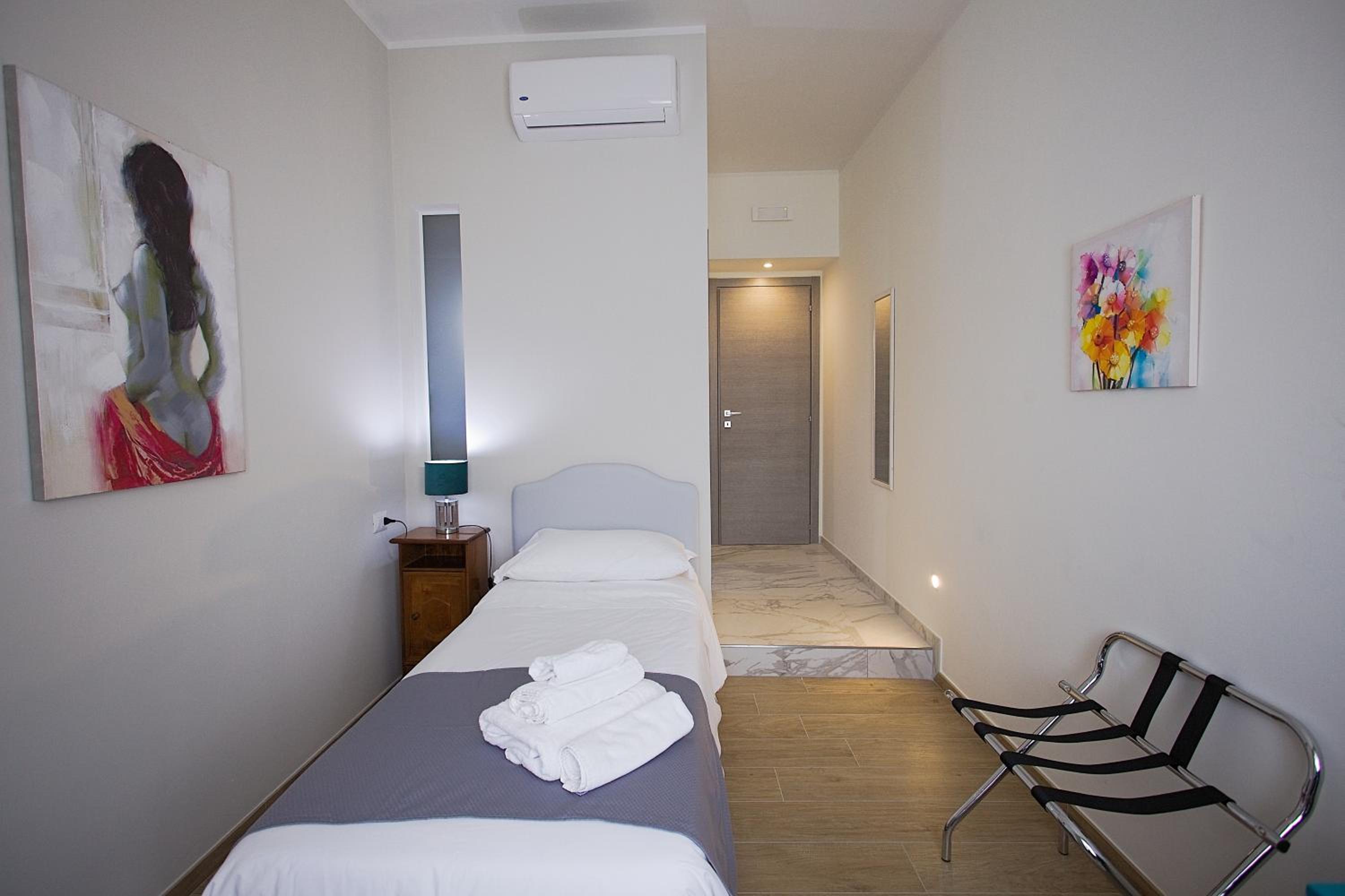 Single Room with Private Bathroom photo 1