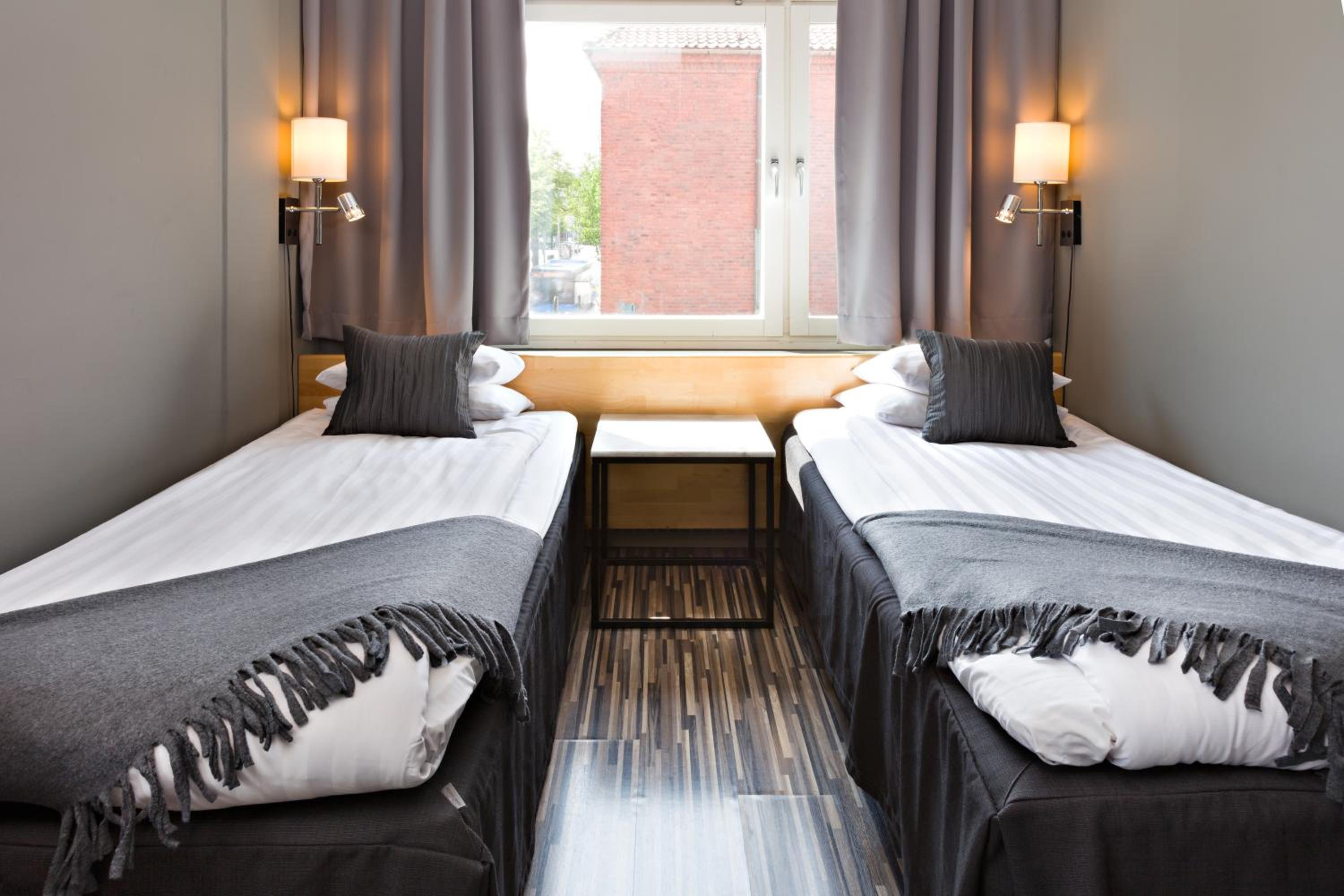 Standard Double Room with Two Single Beds - Non-Smoking - Photo 6