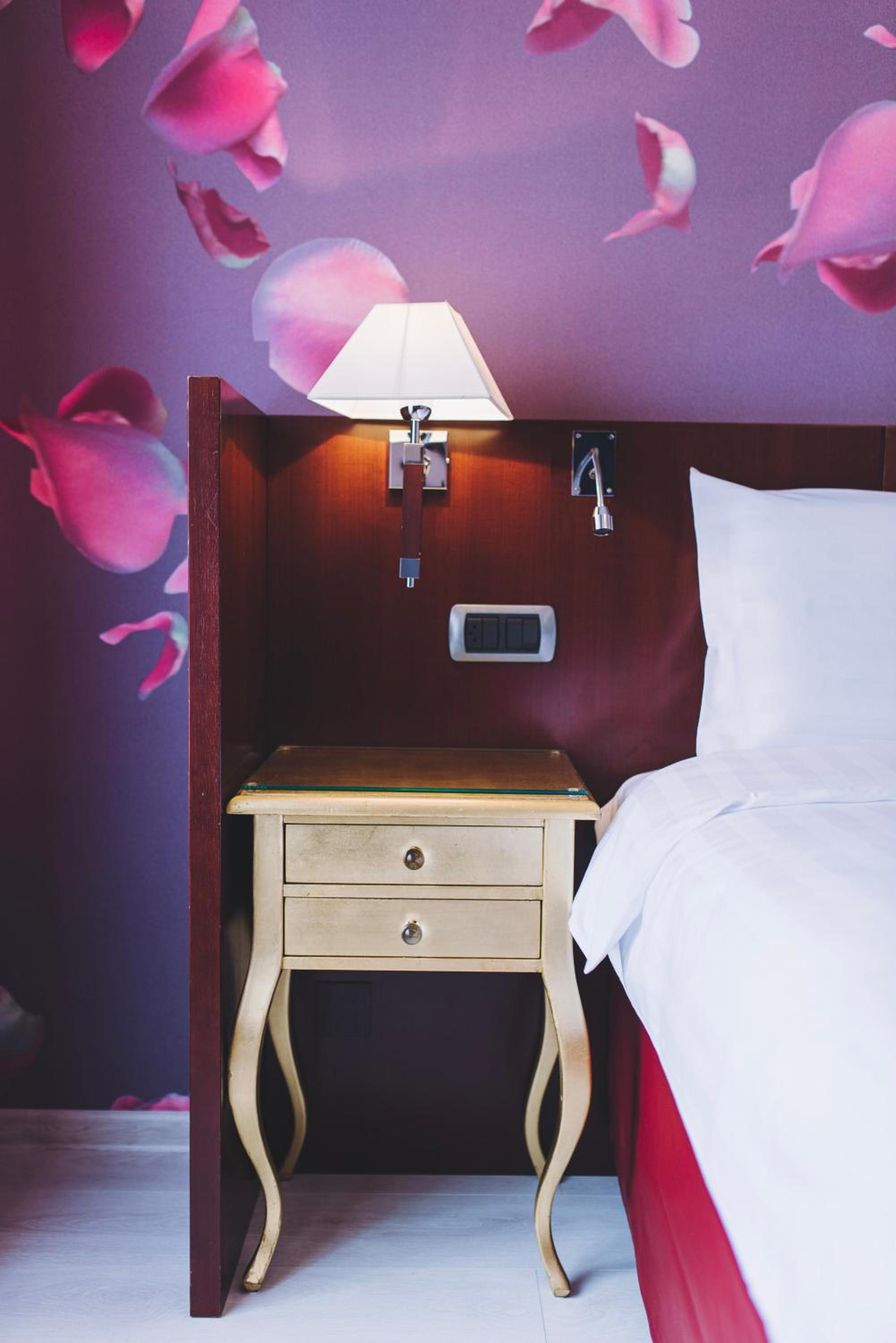 Deluxe Room (2 Adults + 1 Child) - Photo 5