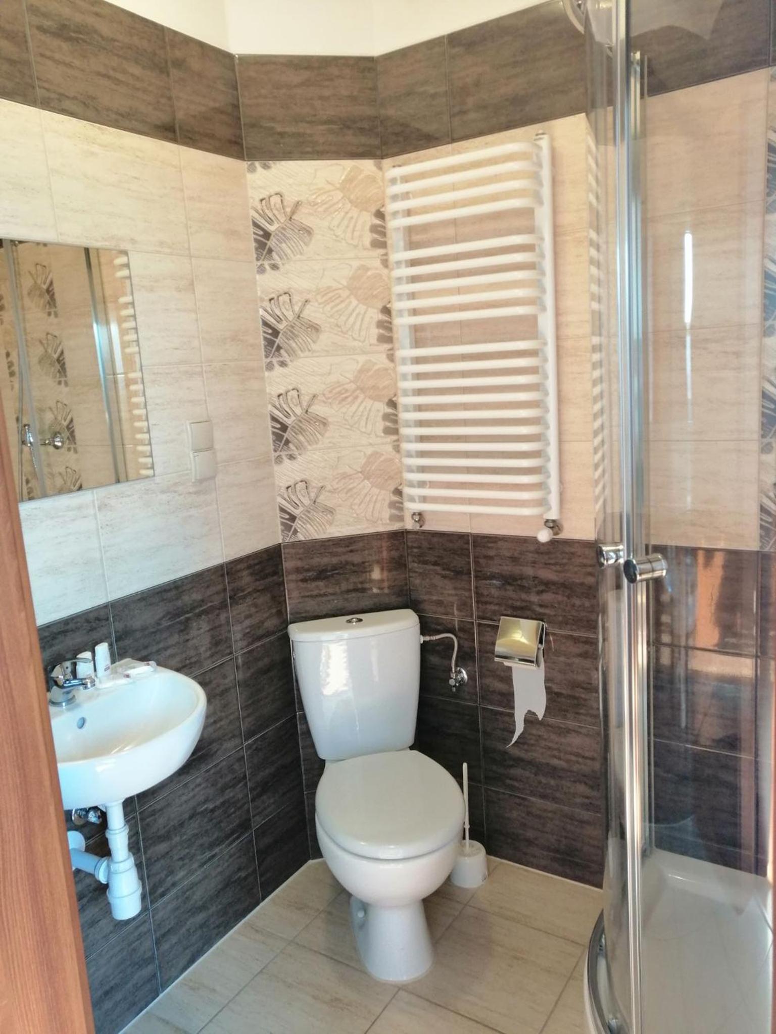 Twin Room with Private Bathroom - Photo 2