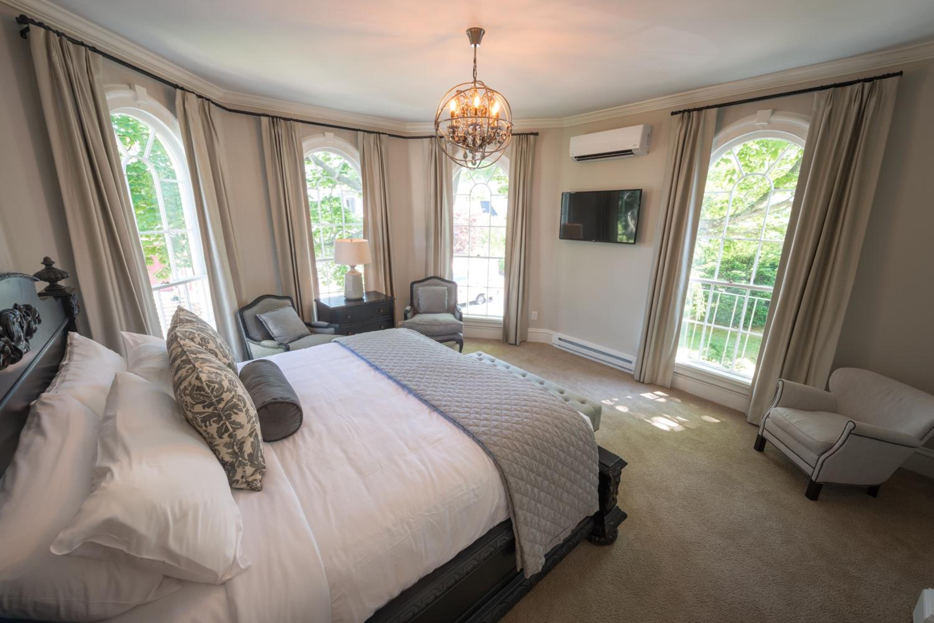 Room 8 – King Room with Fireplace photo 2