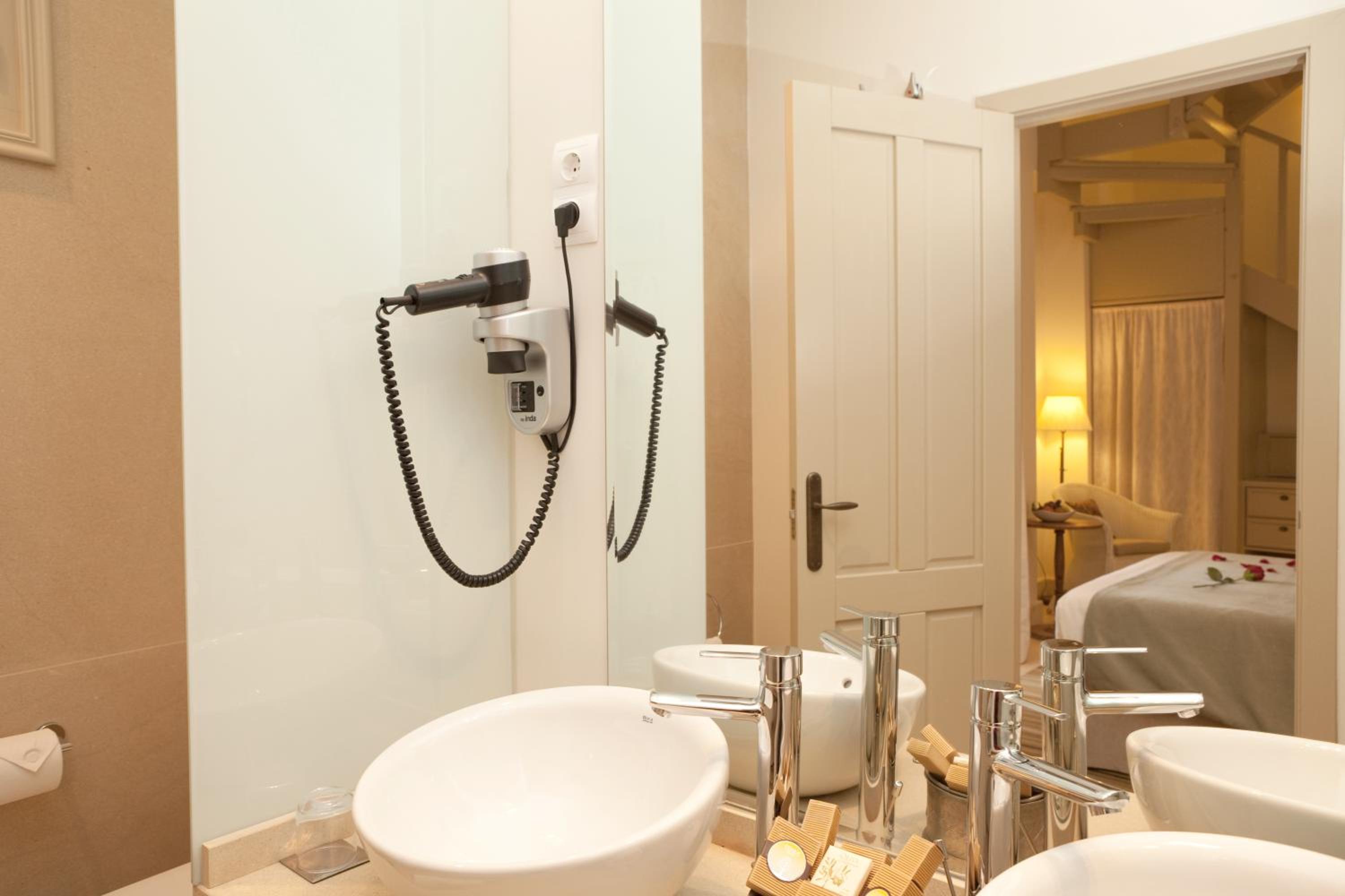 Deluxe Double Room with Terrace - Photo 10