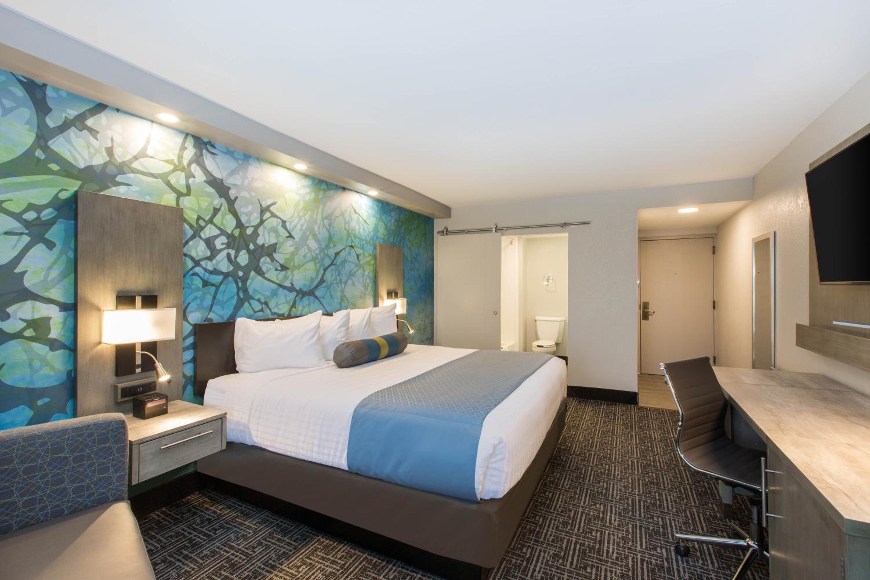King Room - Non-Smoking - Photo 3