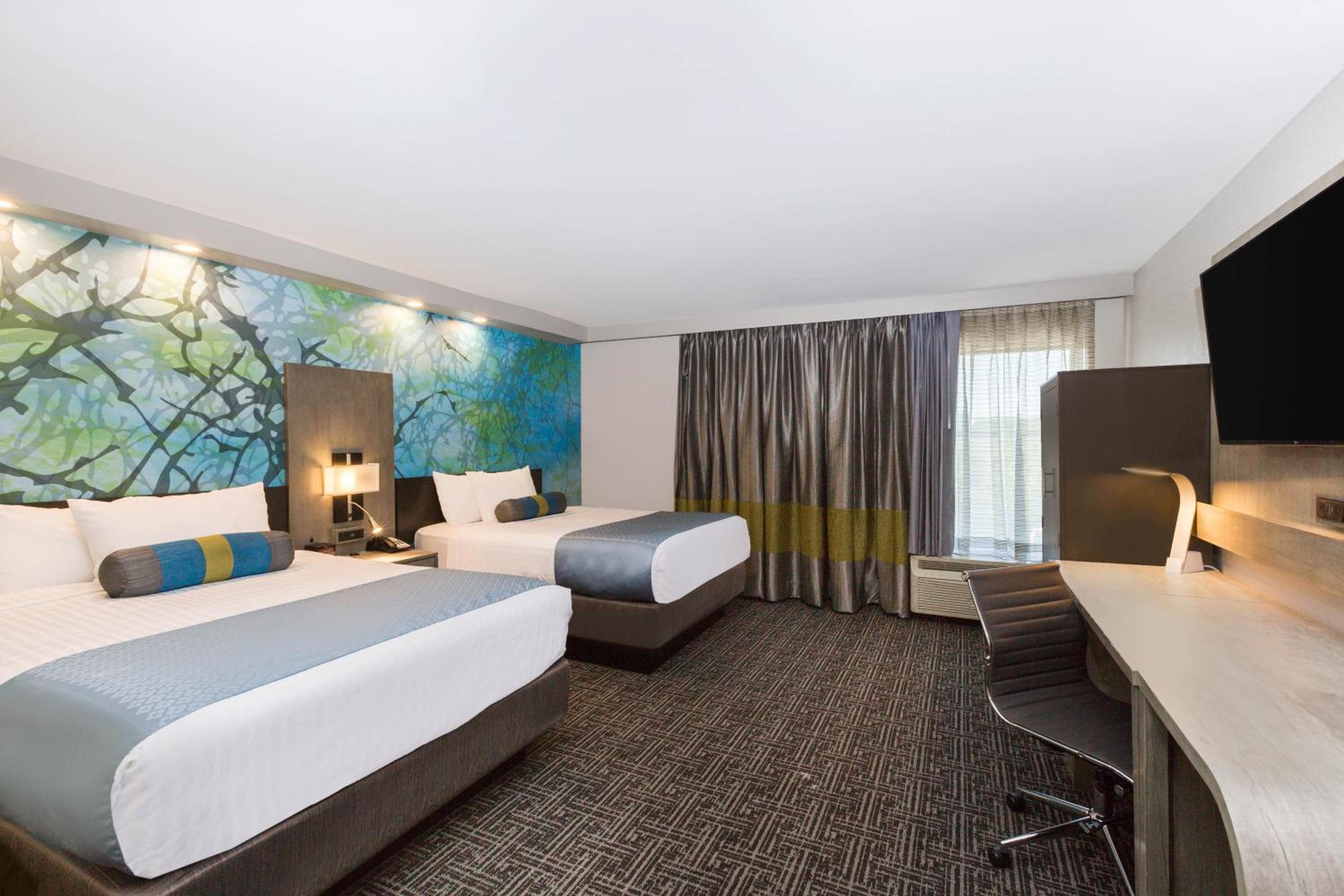Queen Room with Two Queen Beds - Non-Smoking - Photo 4